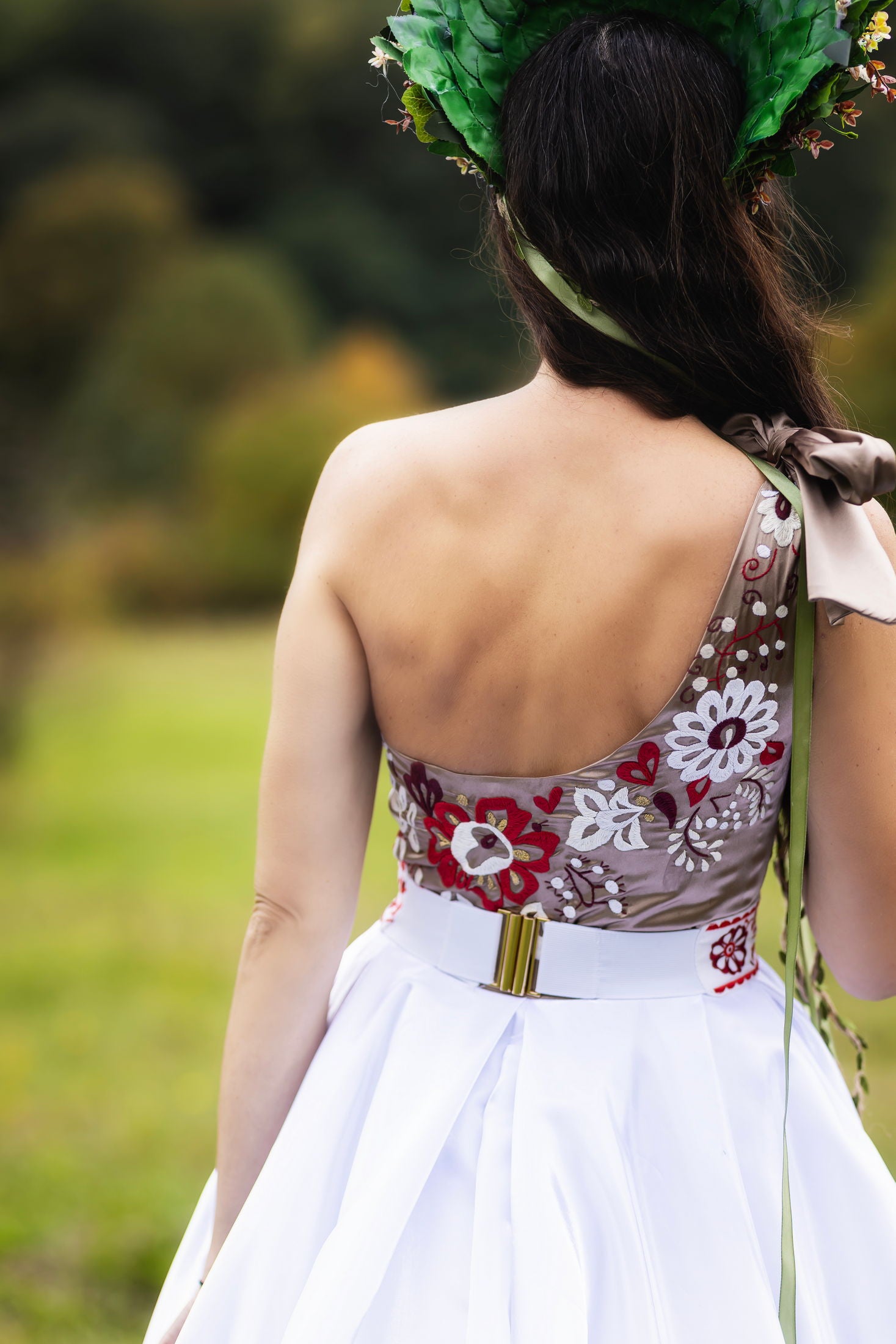 Ručne vyšívané šaty na jedno rameno Poľana