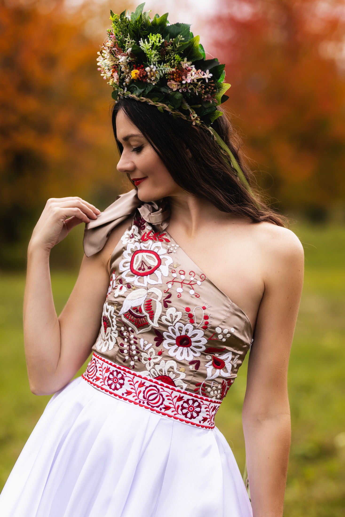 Ručne vyšívané šaty na jedno rameno Poľana