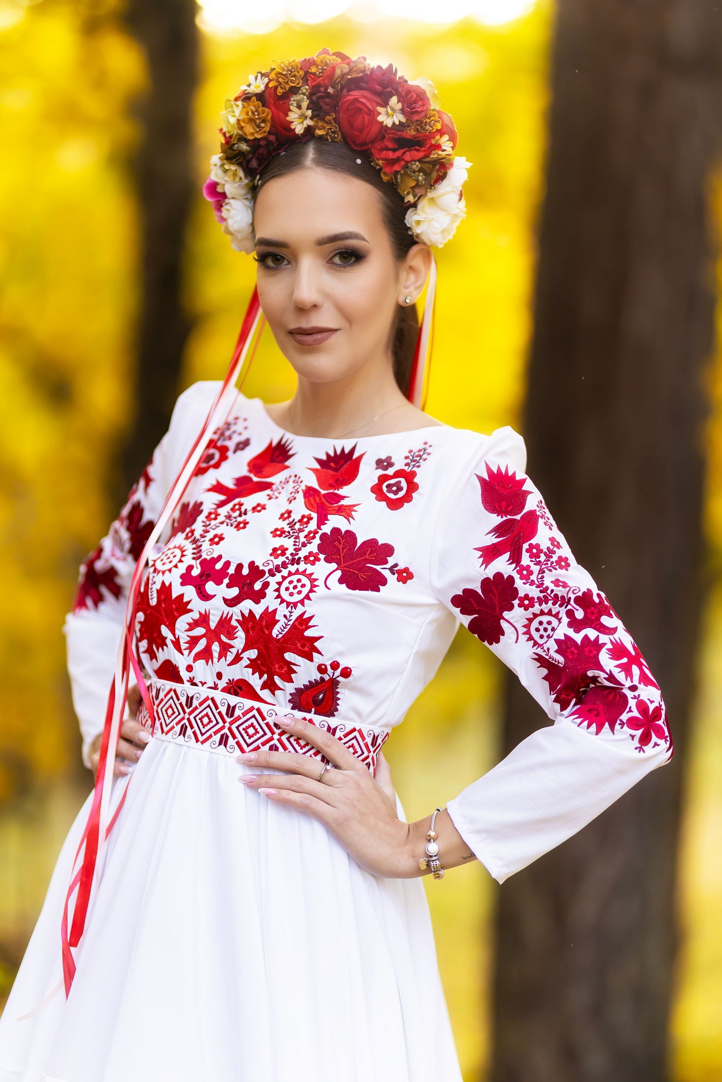 Vyšívané šaty Sága krásy