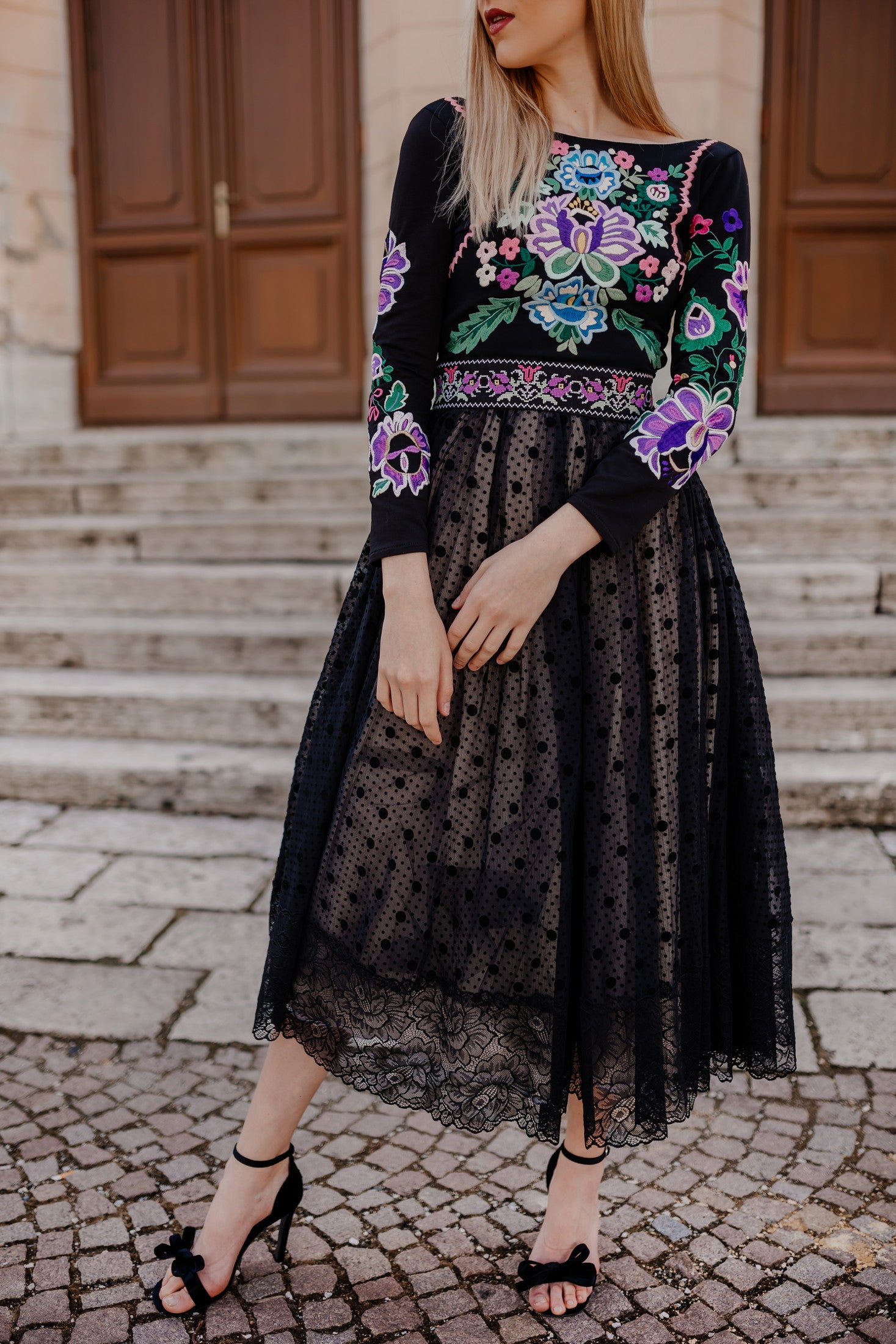 Čierne vyšívané šaty Kvety Senohradu