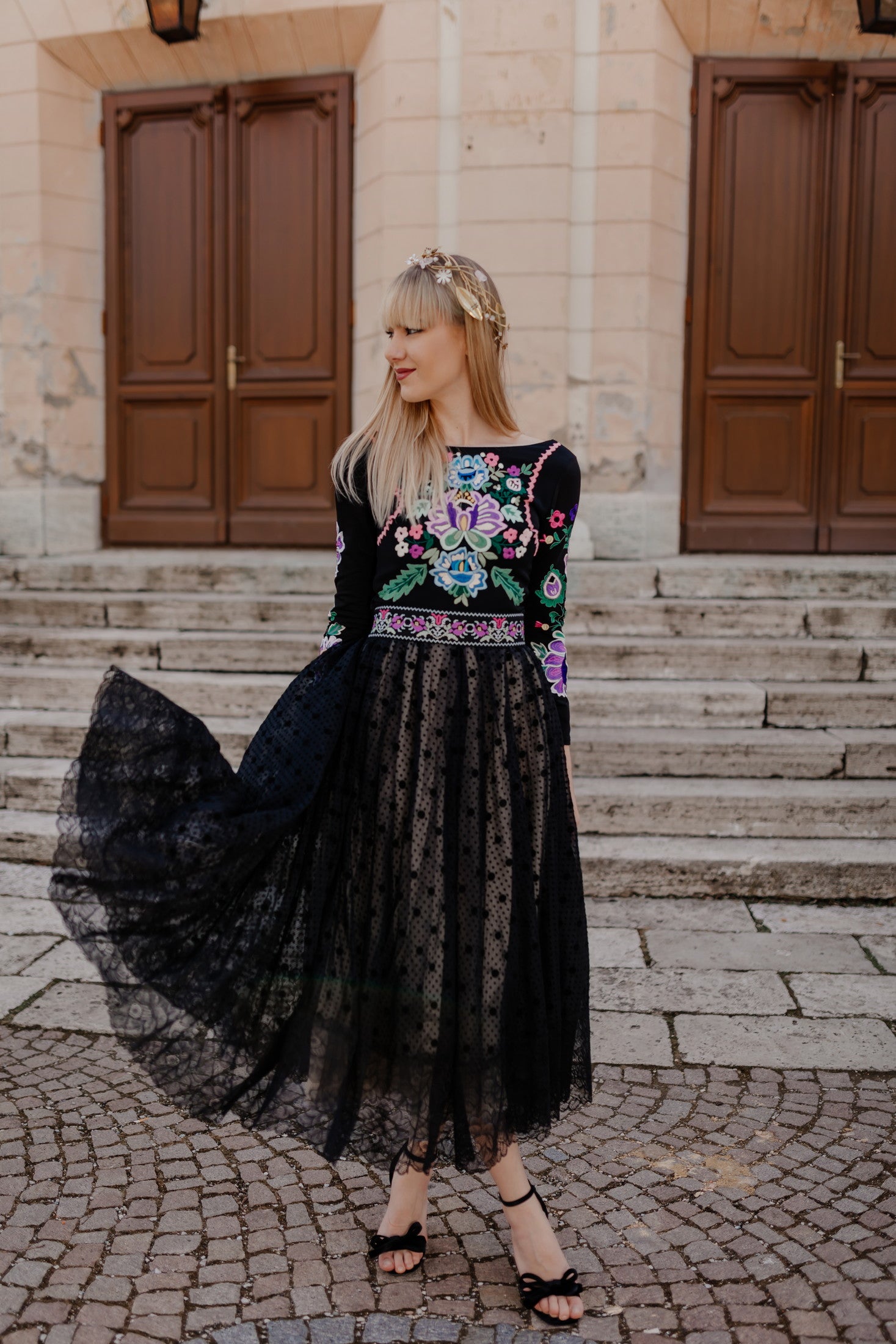 Čierne vyšívané šaty Kvety Senohradu