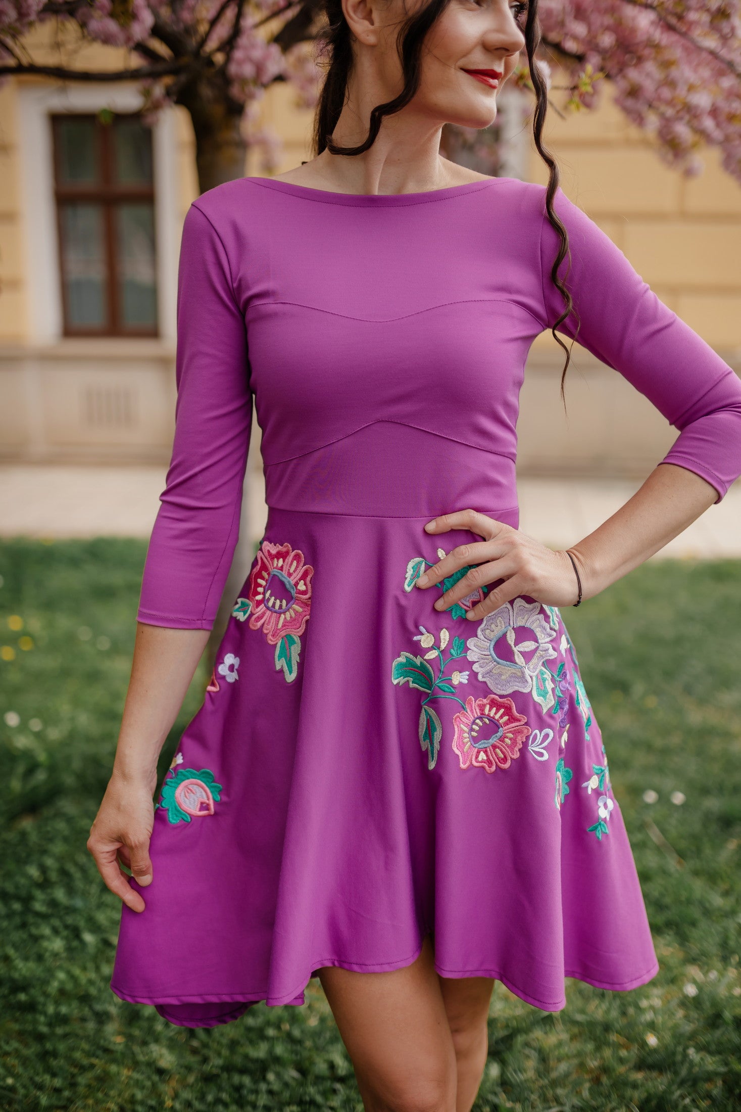 Fialové šaty Kvety Senohradu