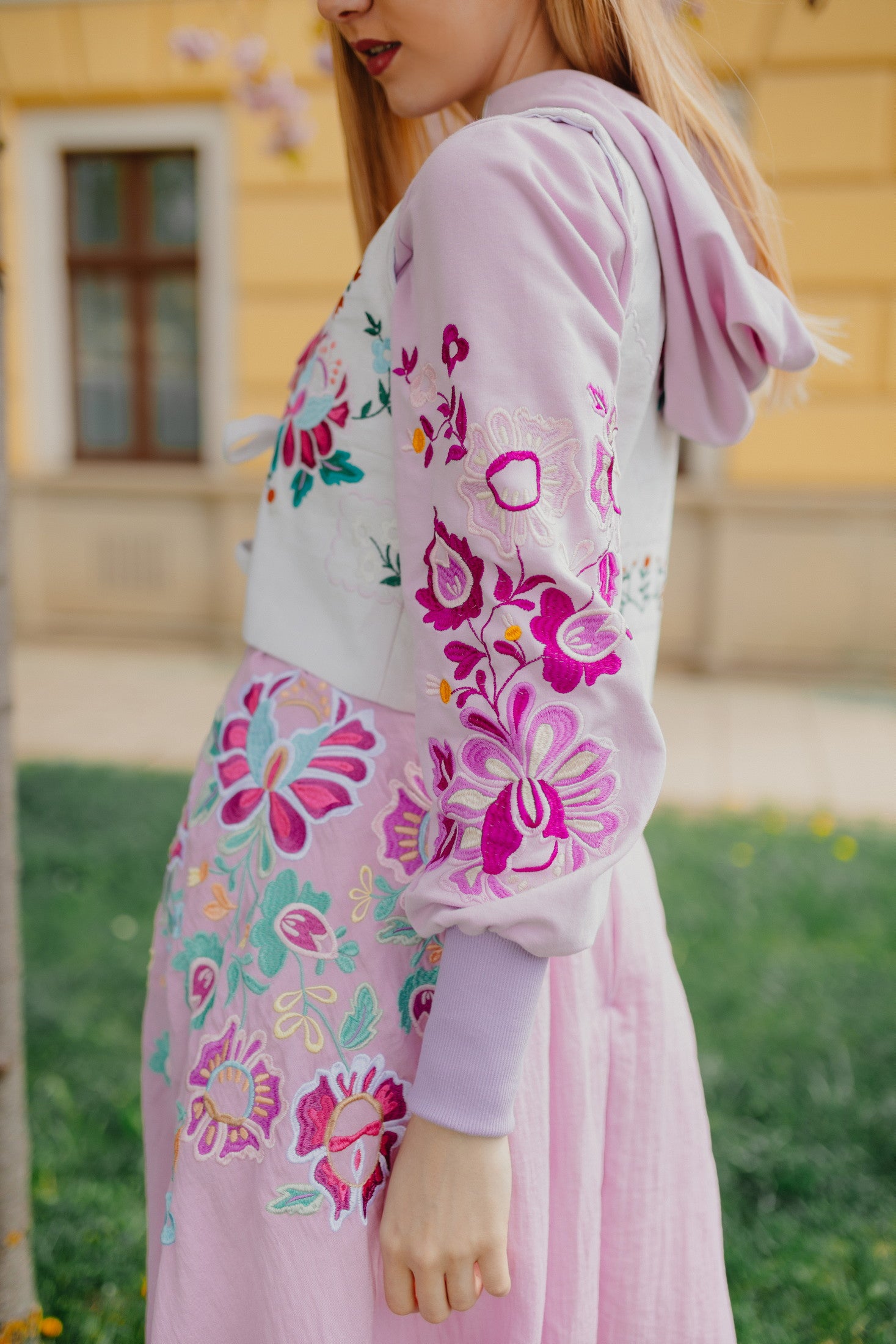 Vyšívaná sukňa Kvety Senohradu
