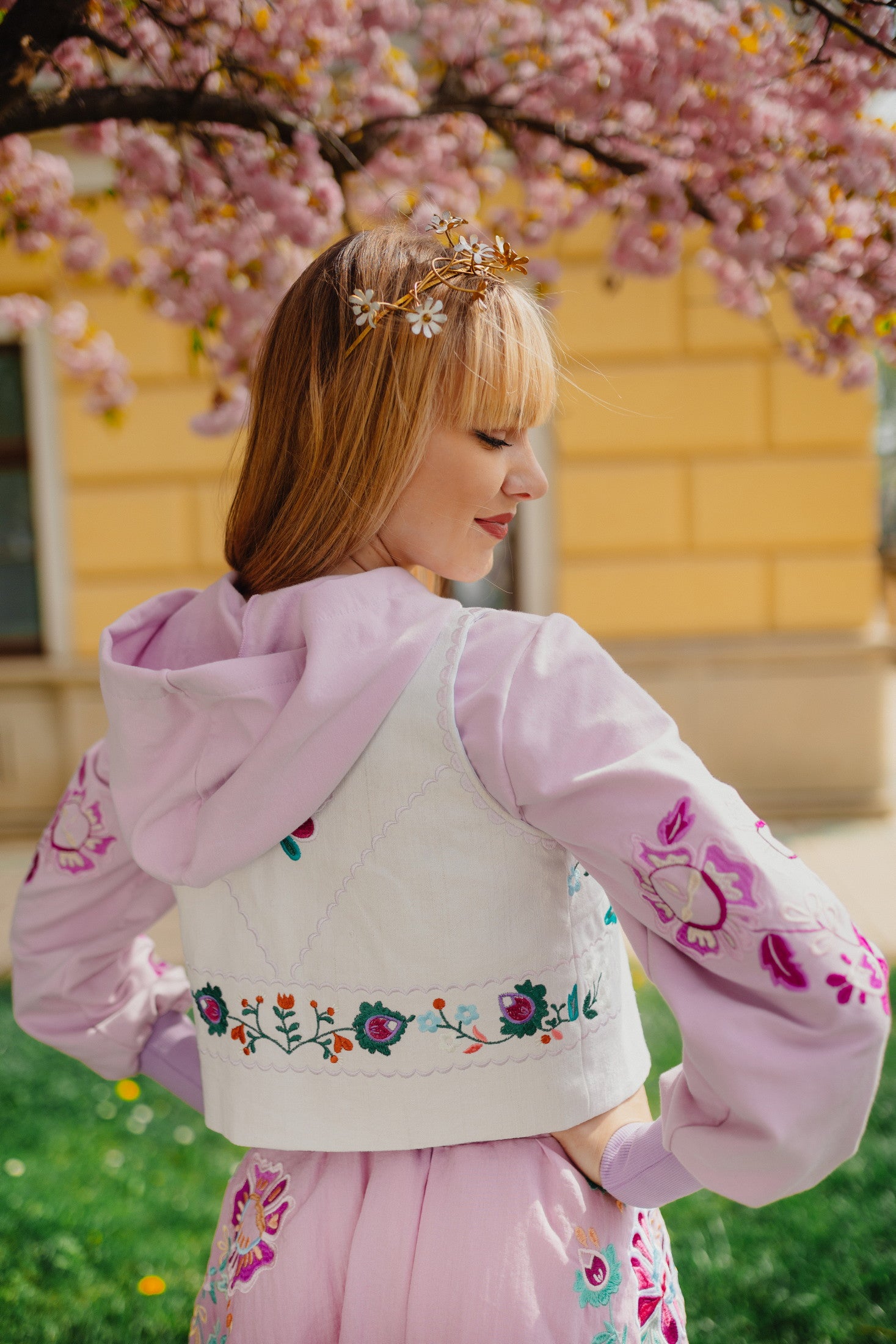 Konopná vyšívaná vesta Kvety Senohradu