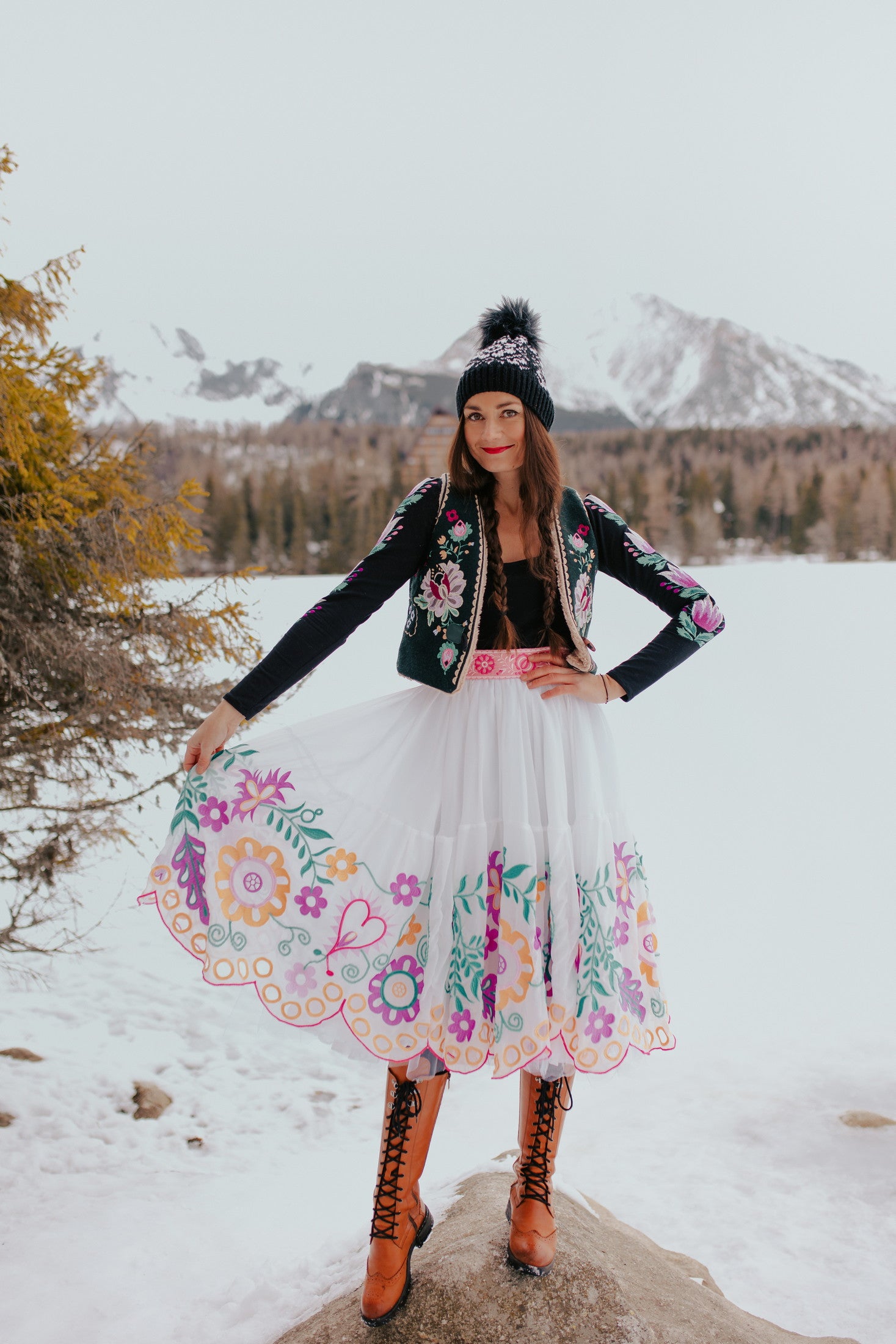 Vlnená vyšívaná vesta Kvety Senohradu