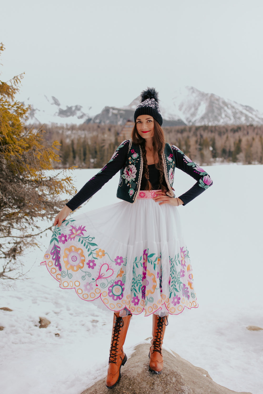 Vlnená vyšívaná vesta Kvety Senohradu