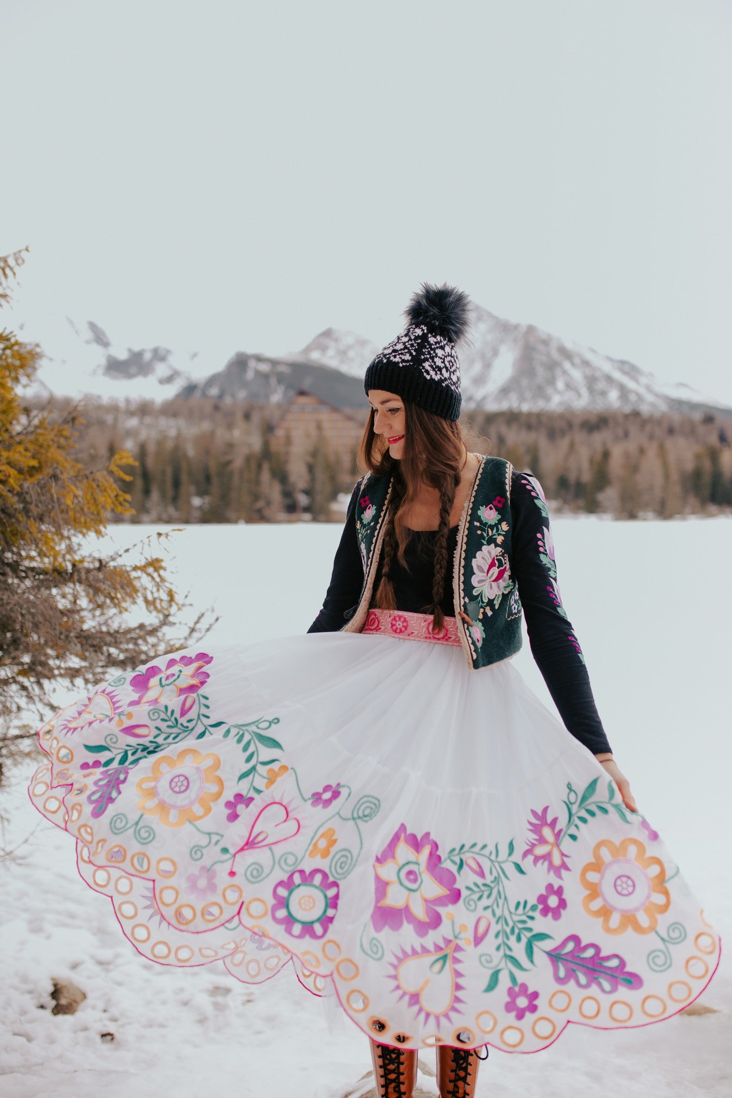 Vlnená vyšívaná vesta Kvety Senohradu