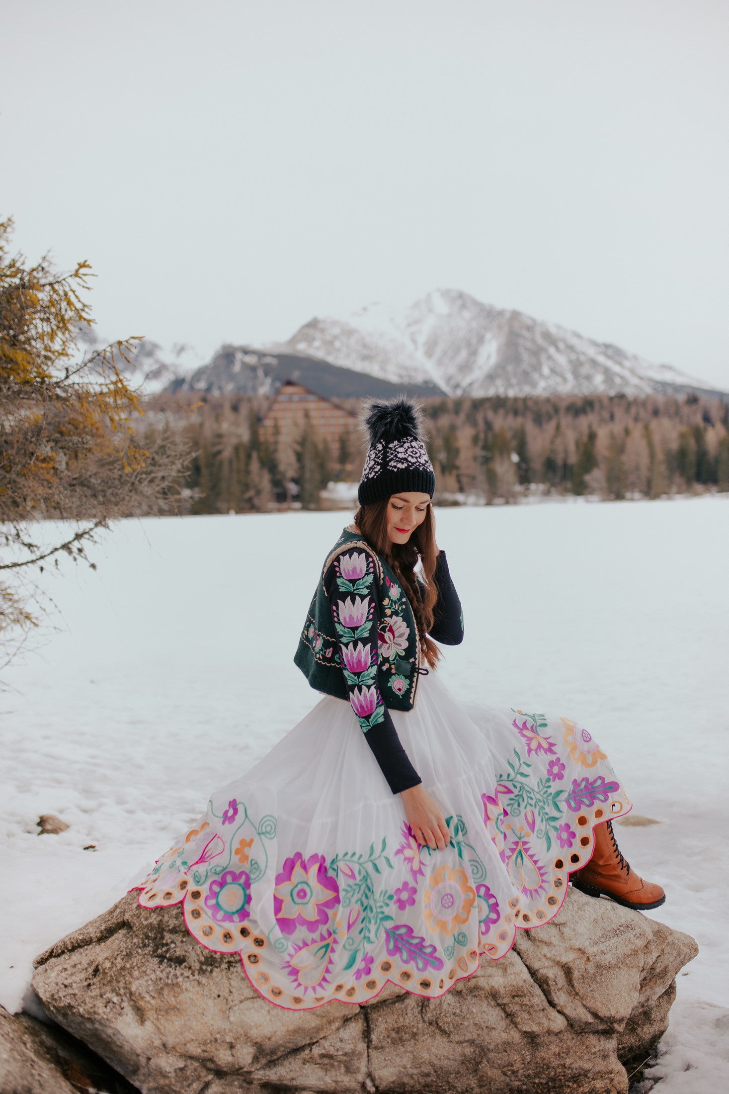 Vlnená vyšívaná vesta Kvety Senohradu