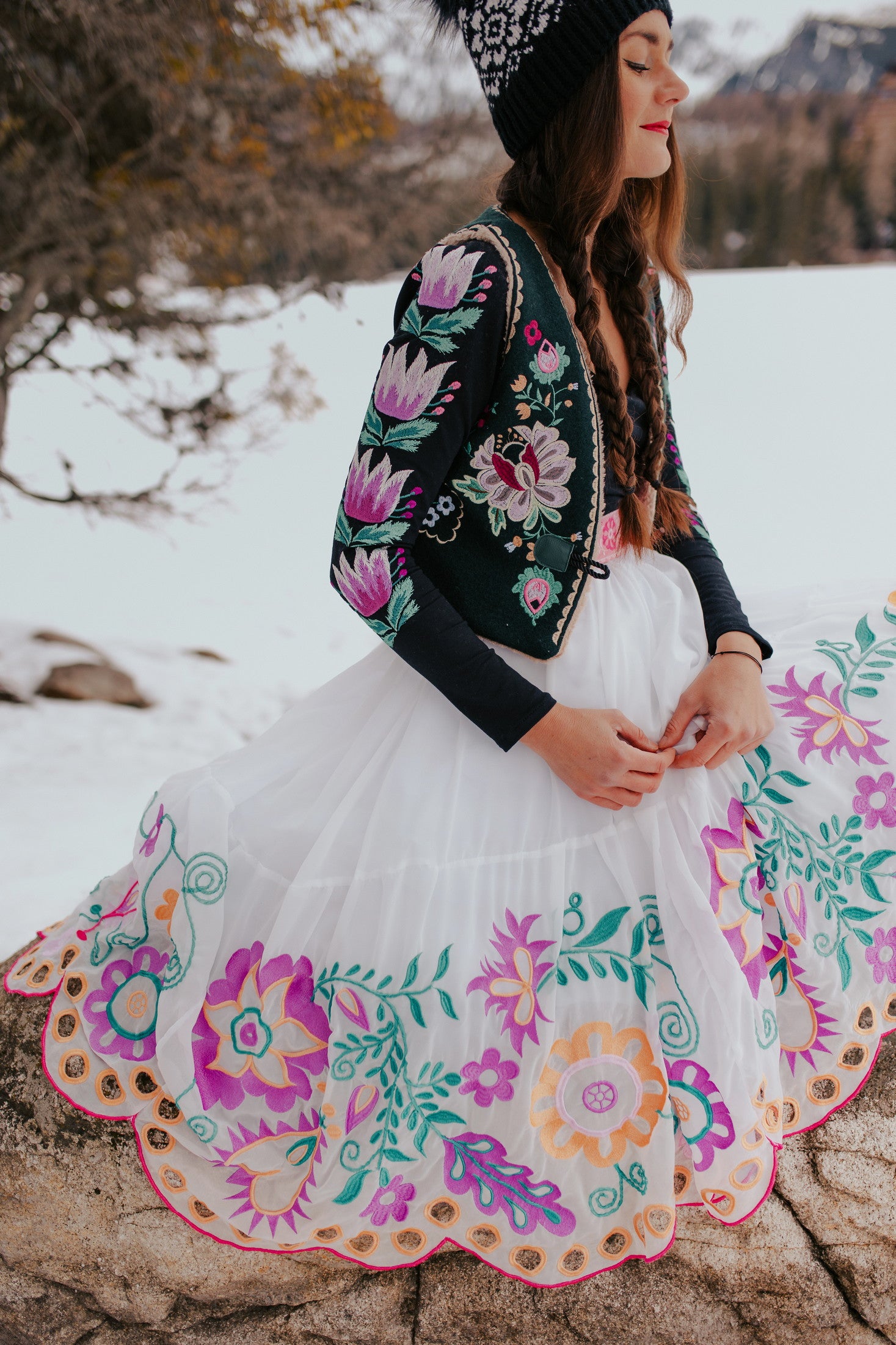 Vlnená vyšívaná vesta Kvety Senohradu