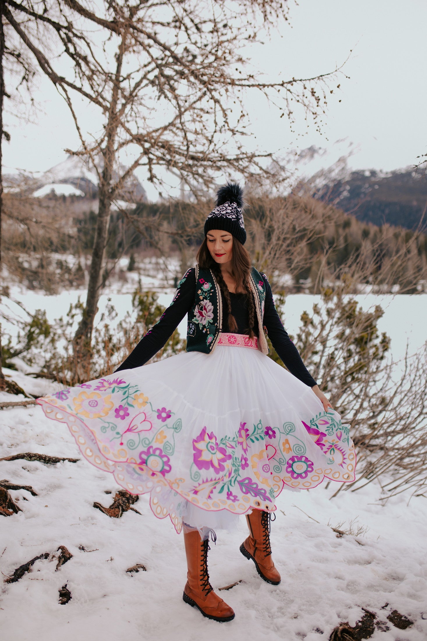 Vlnená vyšívaná vesta Kvety Senohradu