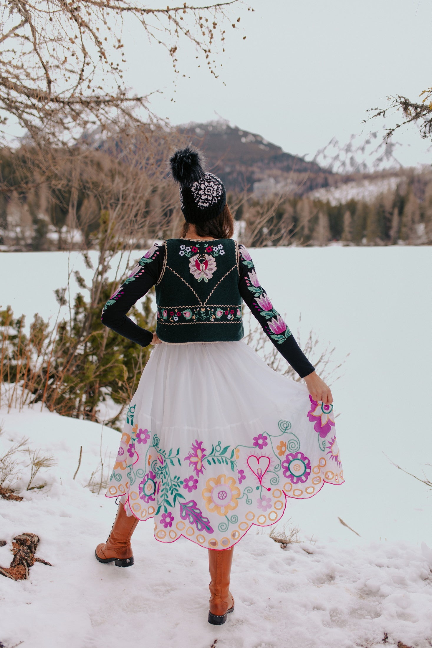 Vlnená vyšívaná vesta Kvety Senohradu