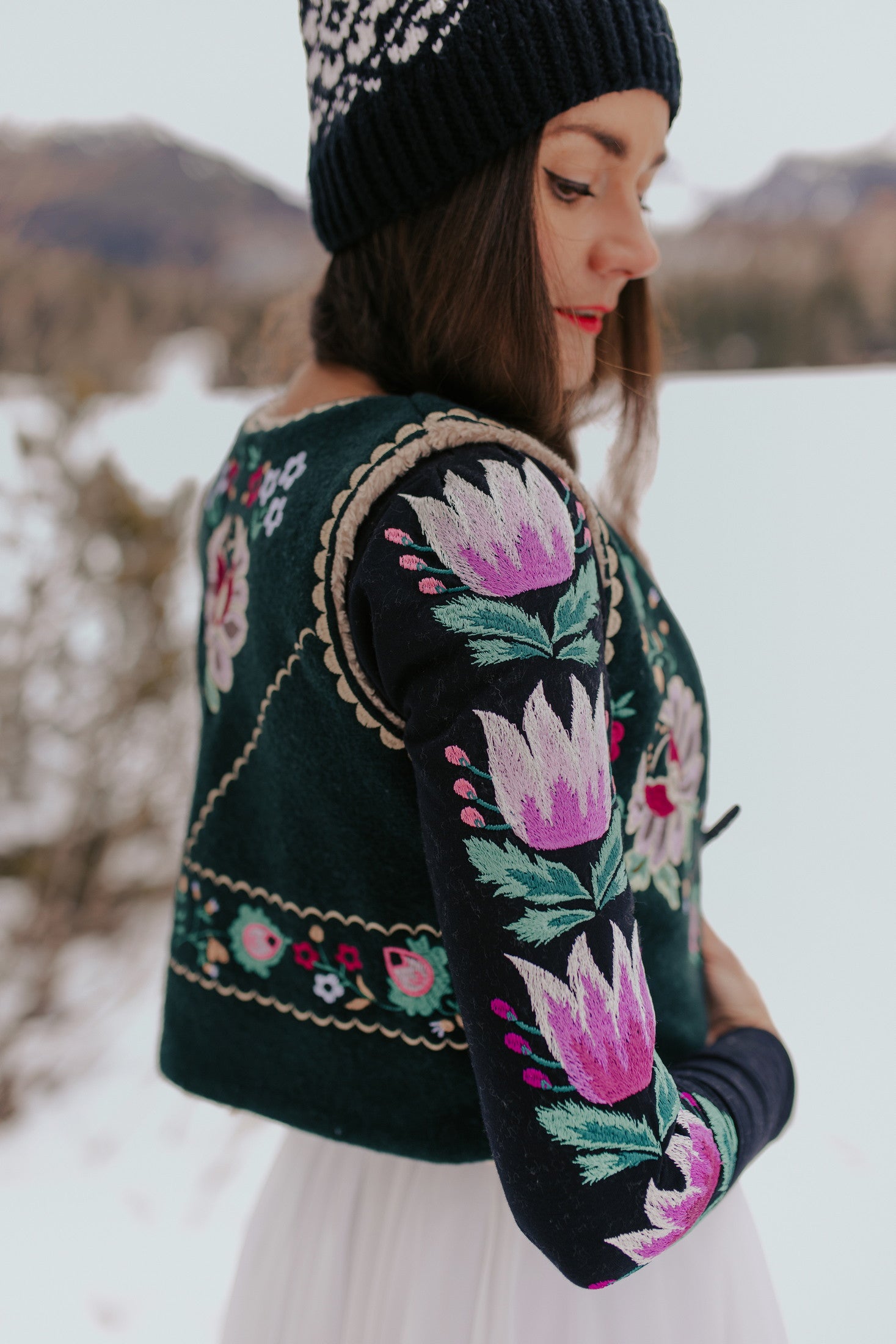 Vlnená vyšívaná vesta Kvety Senohradu