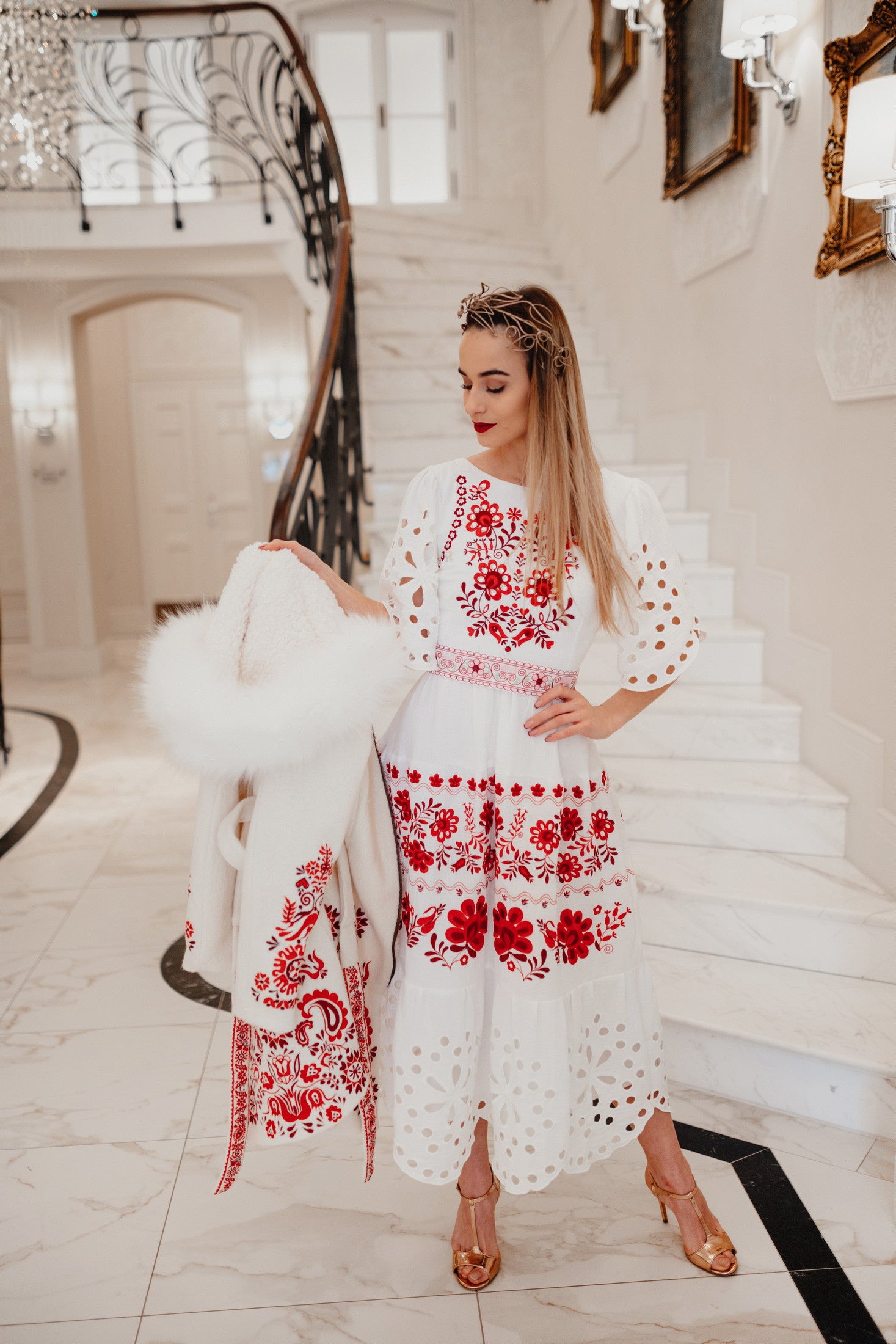 Biely vyšívaný kabát Slavianka