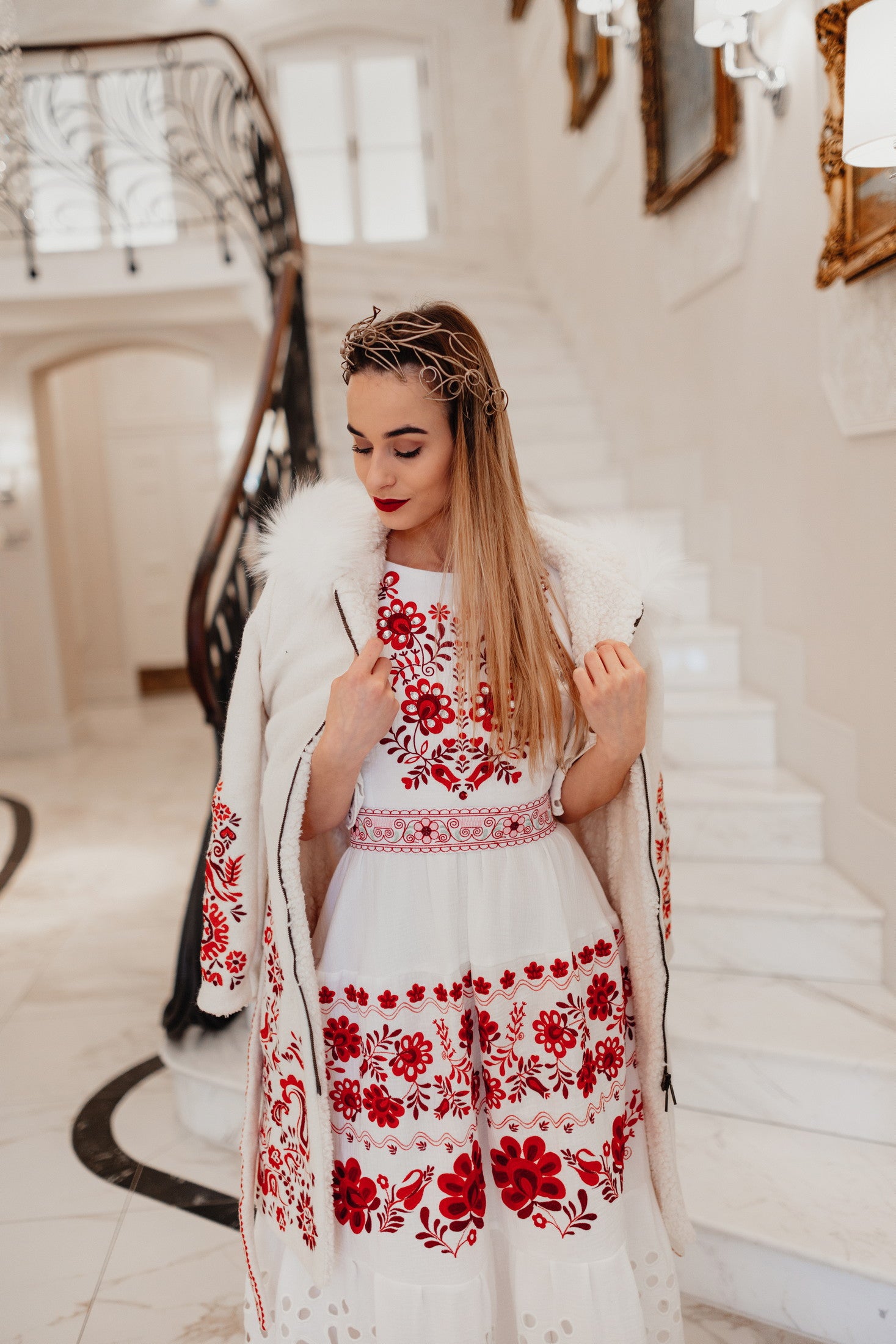 Biely vyšívaný kabát Slavianka