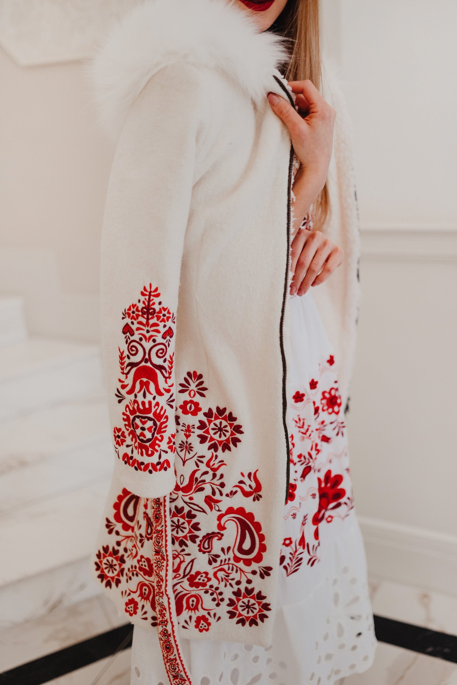 Biely vyšívaný kabát Slavianka