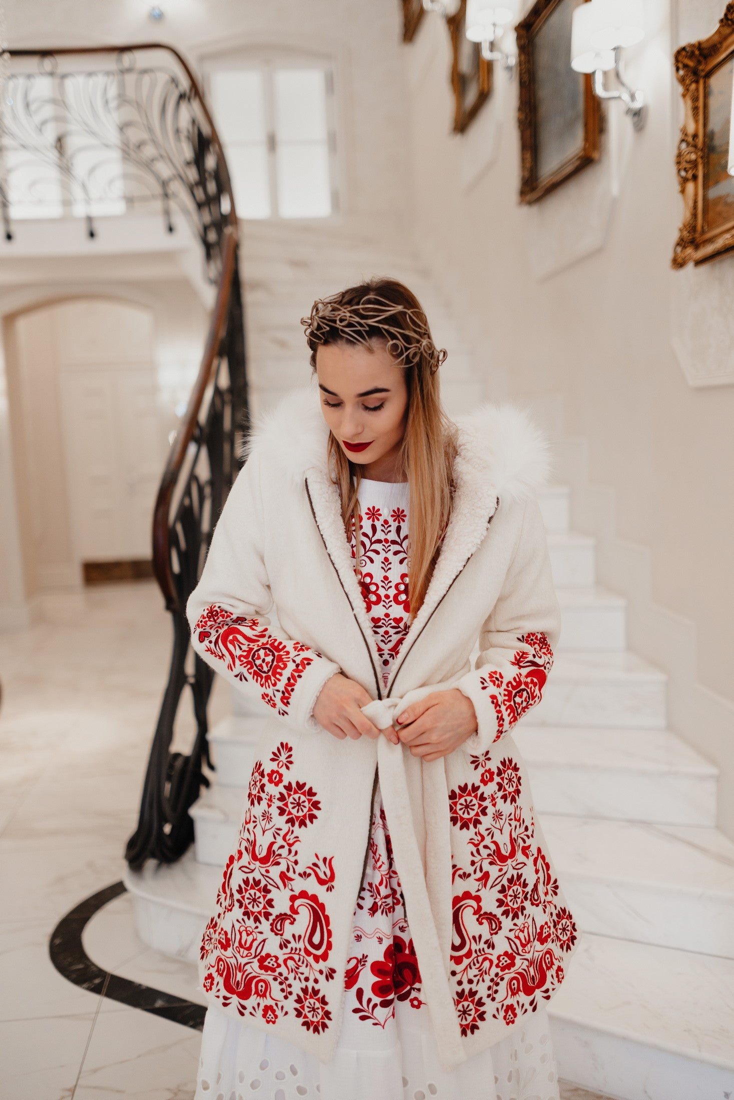 Biely vyšívaný kabát Slavianka