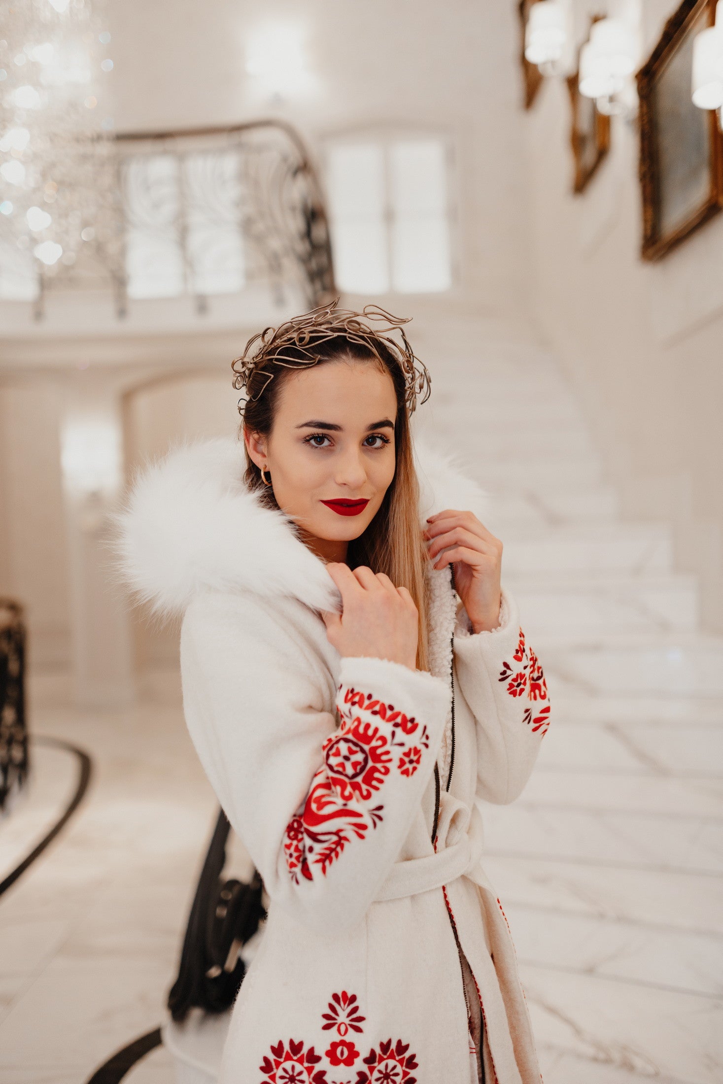 Biely vyšívaný kabát Slavianka