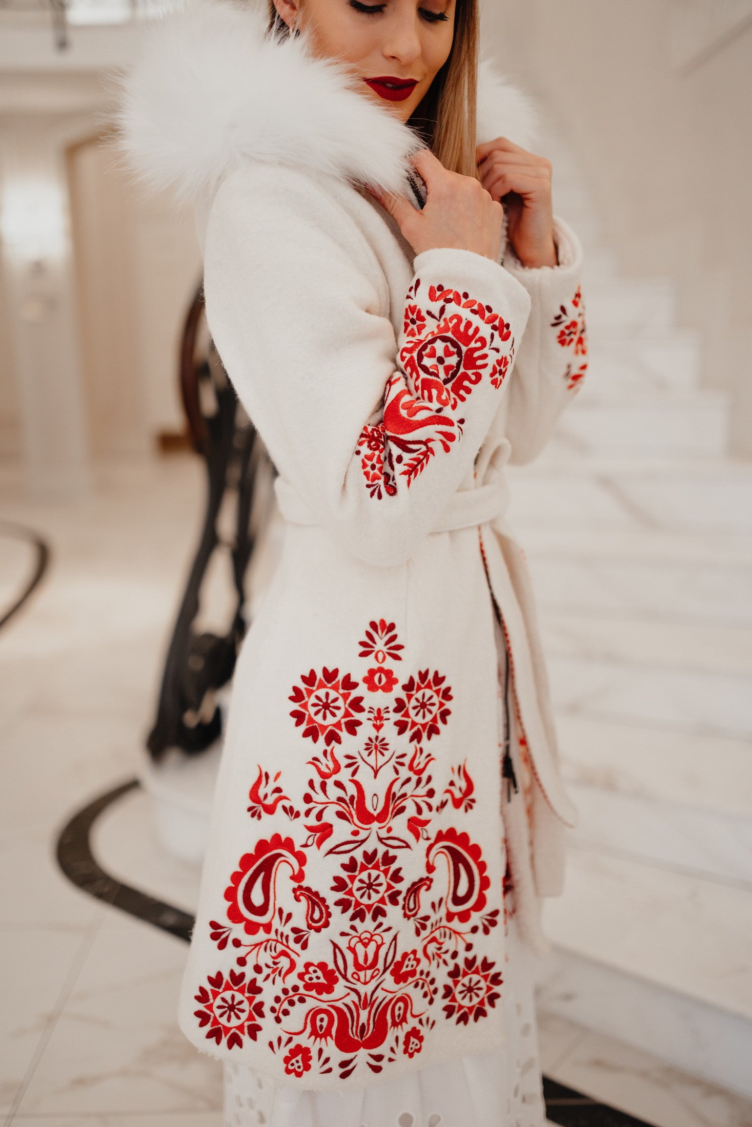 Biely vyšívaný kabát Slavianka