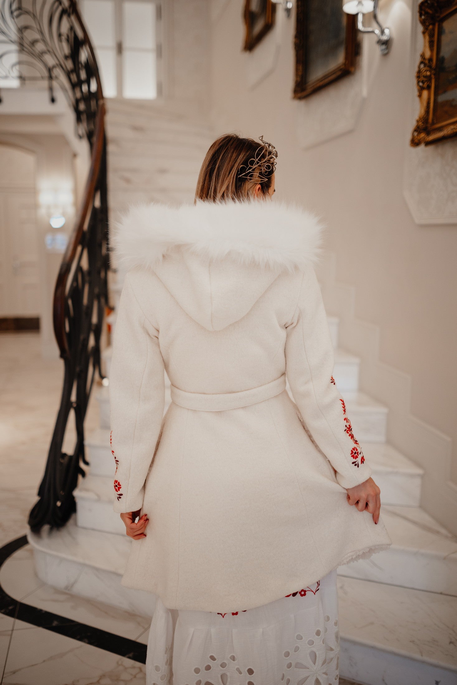 Biely vyšívaný kabát Slavianka