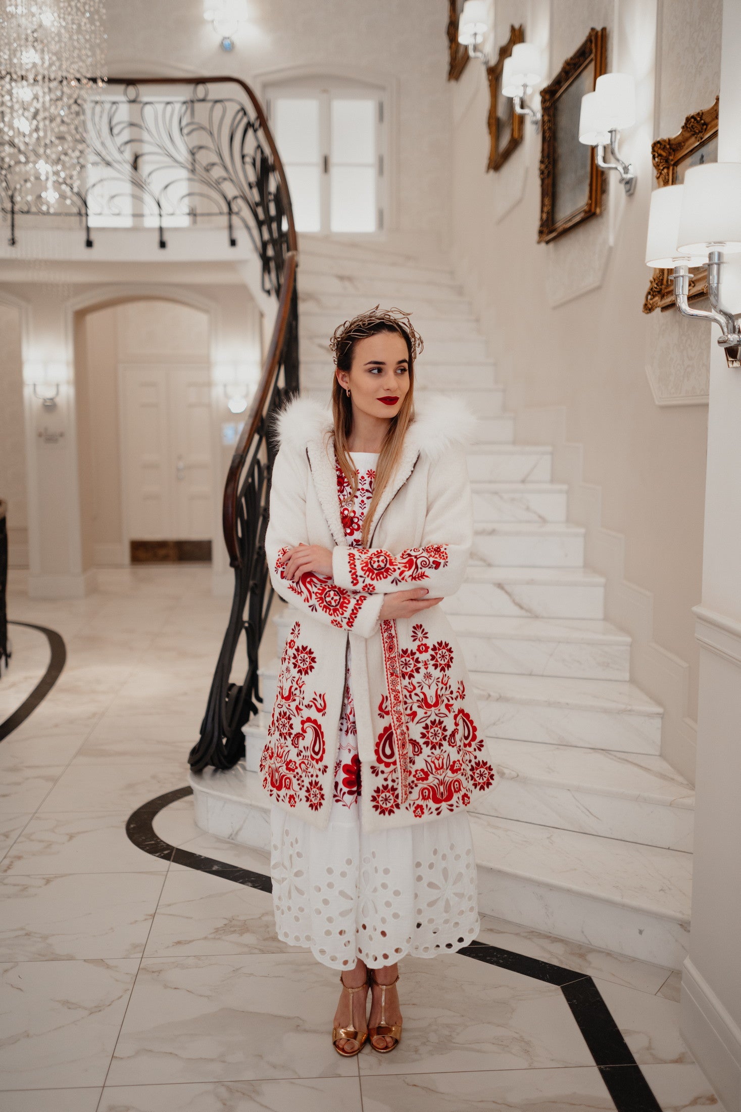 Biely vyšívaný kabát Slavianka