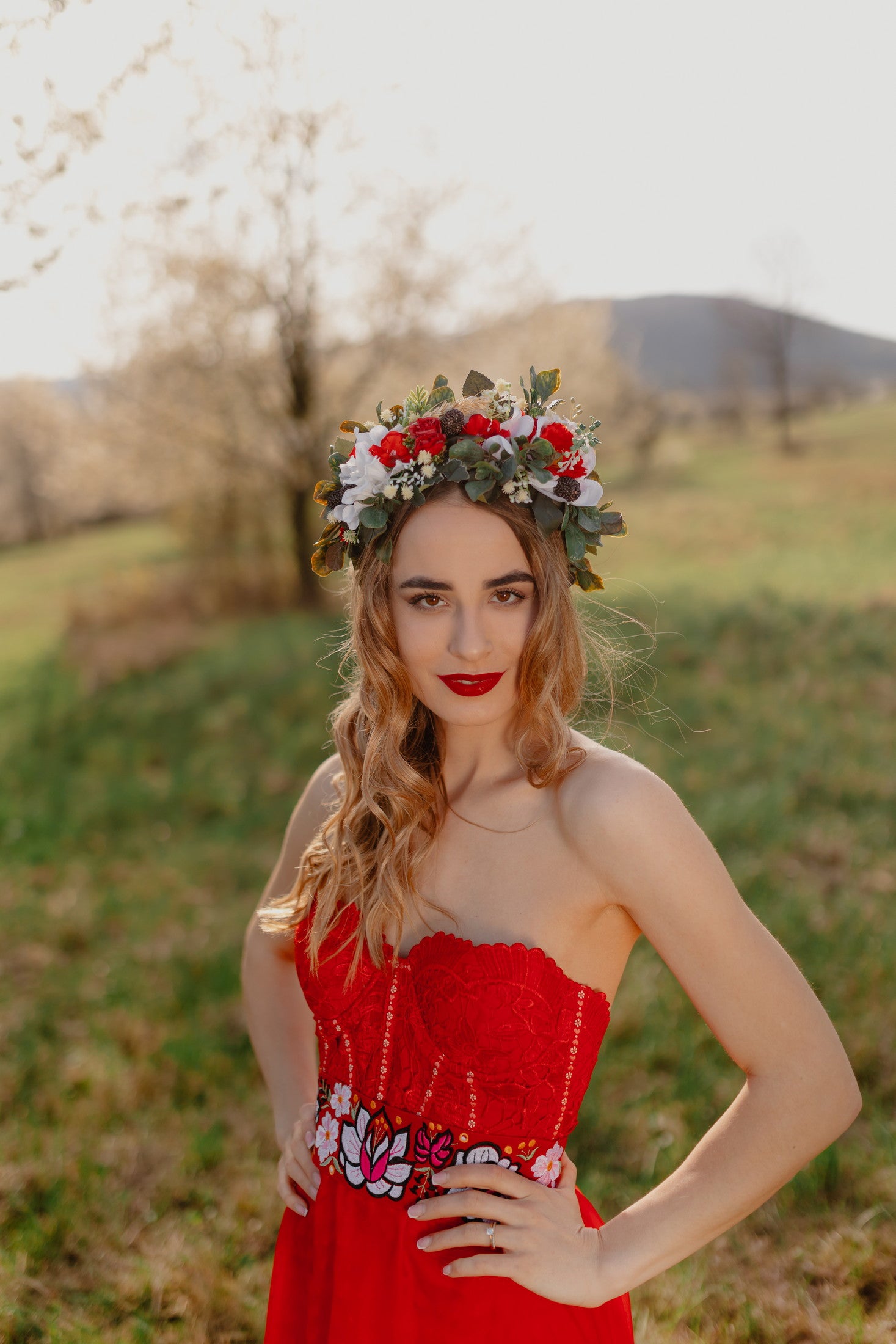 Červené šaty Hrochoťské opasky