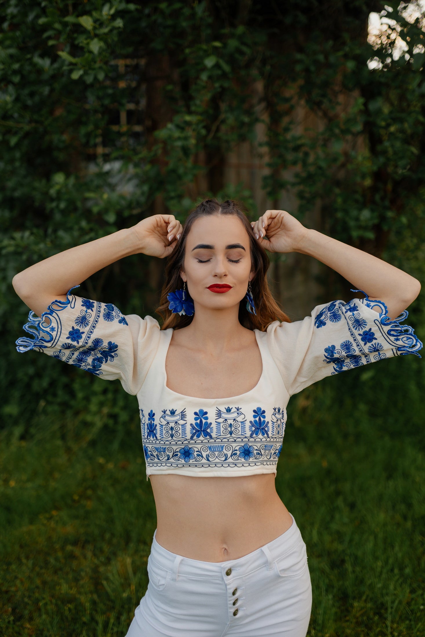 Vyšívaný crop top Vajnory