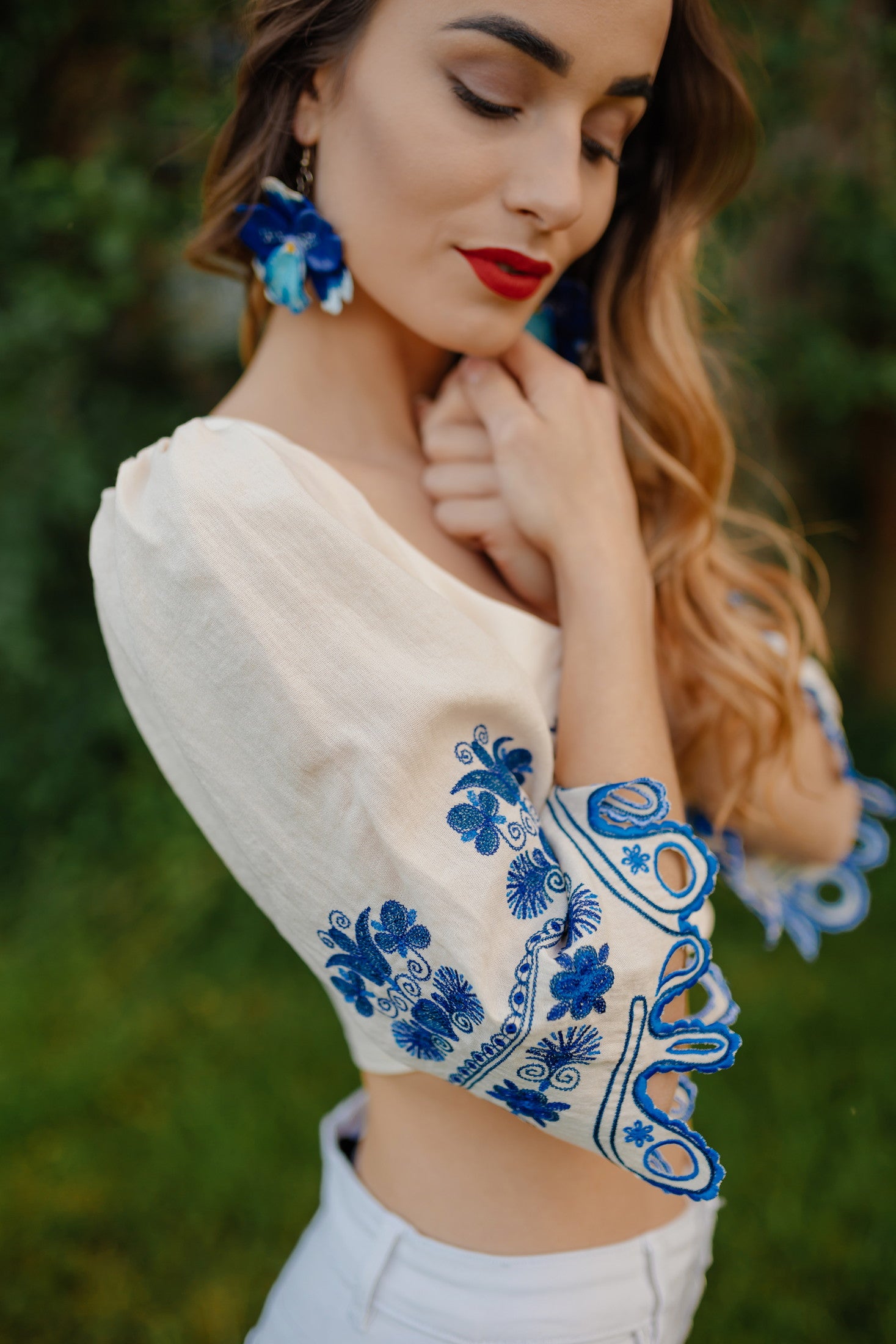Vyšívaný crop top Vajnory