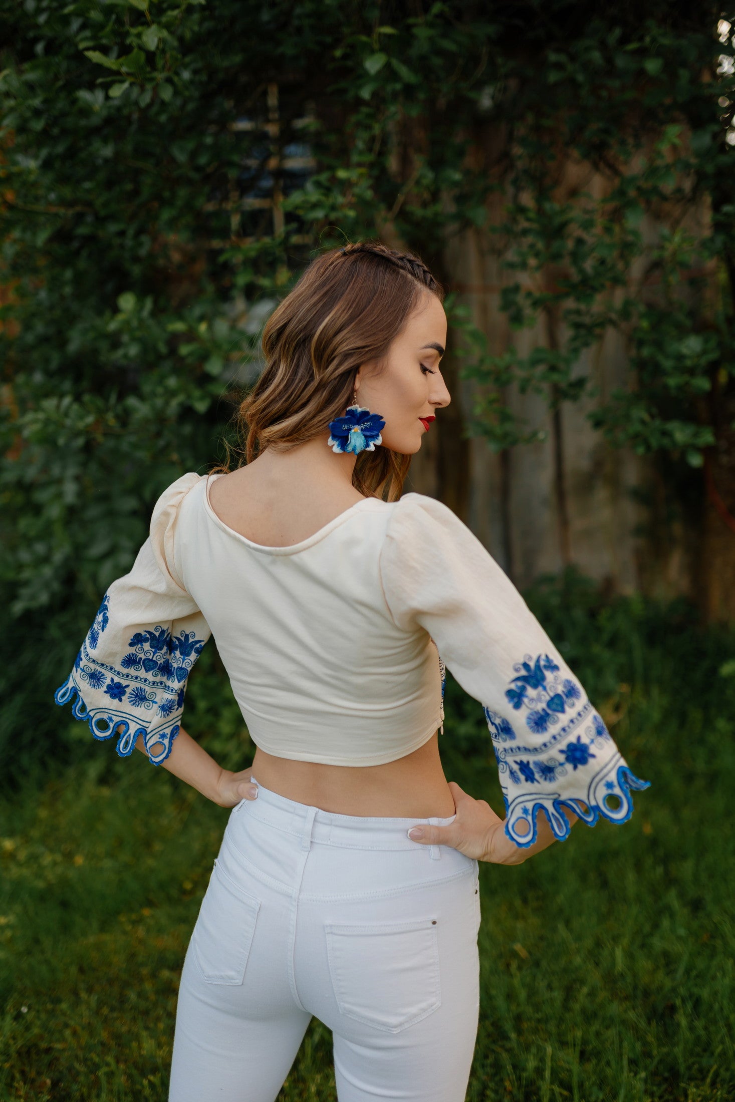 Vyšívaný crop top Vajnory