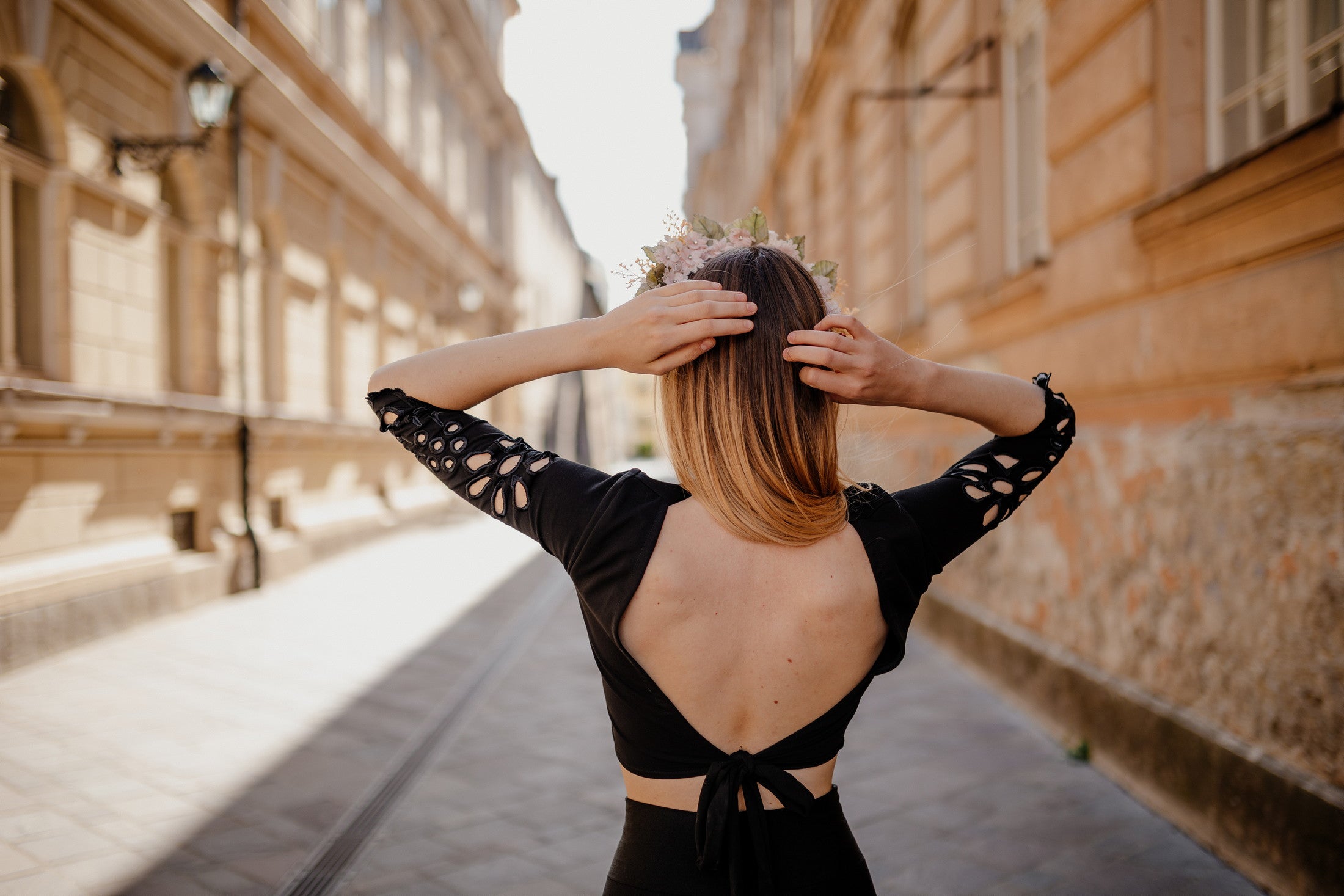 Čierny crop top Očovianka