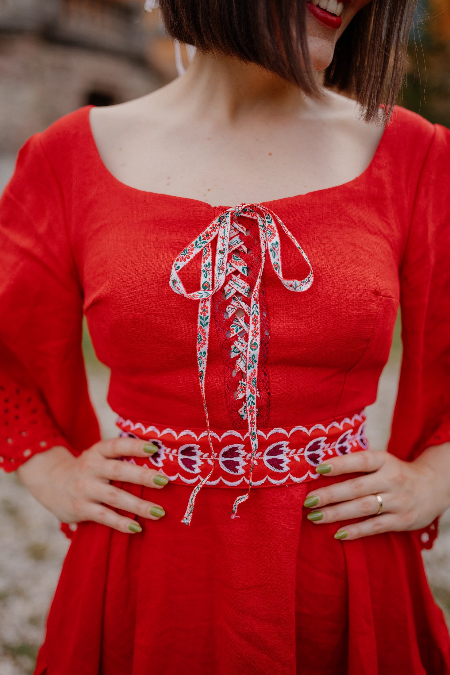 Červené madeirové šaty Zámutovské kvety