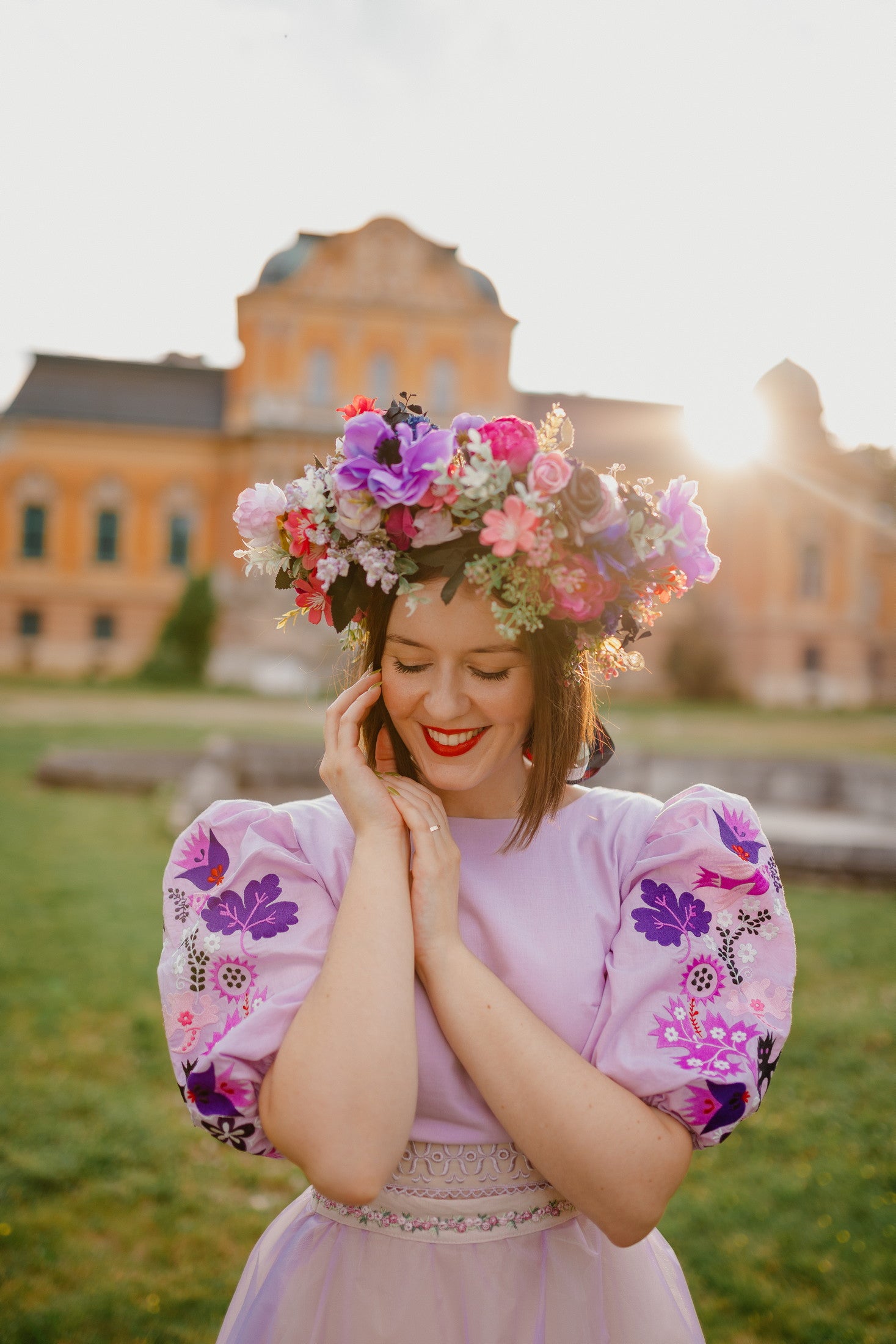 Vyšívaný crop top Sága krásy