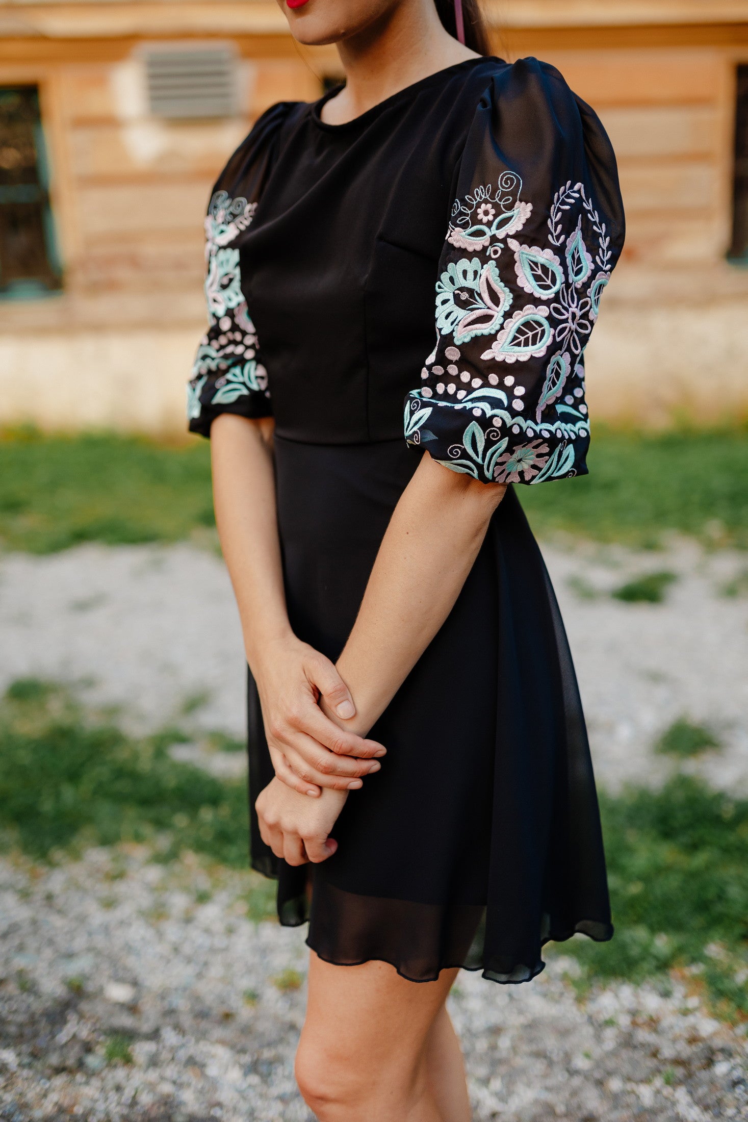 Čierne šifónové šaty Očovianka