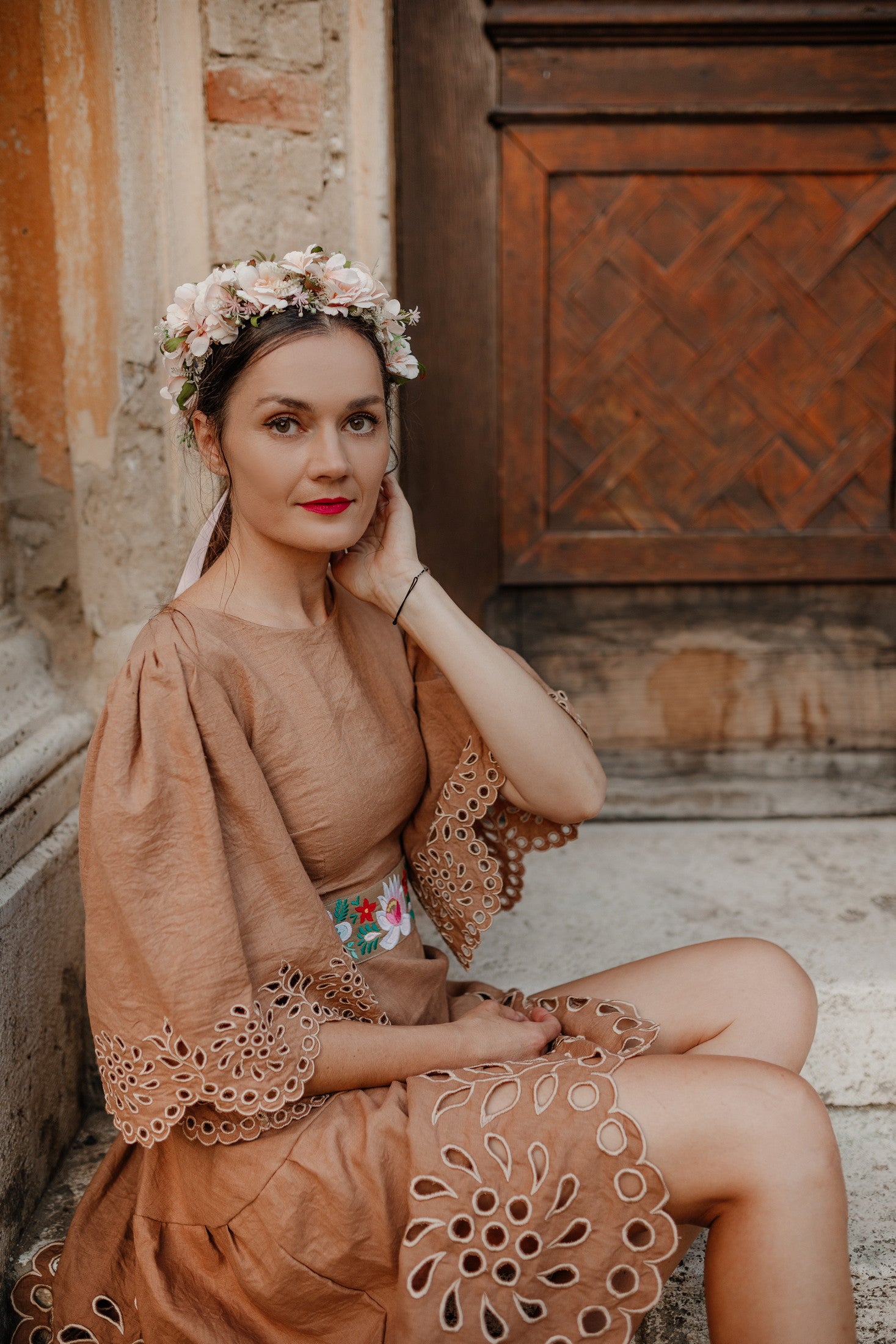 Hnedé madeirové šaty Zámutovské kvety