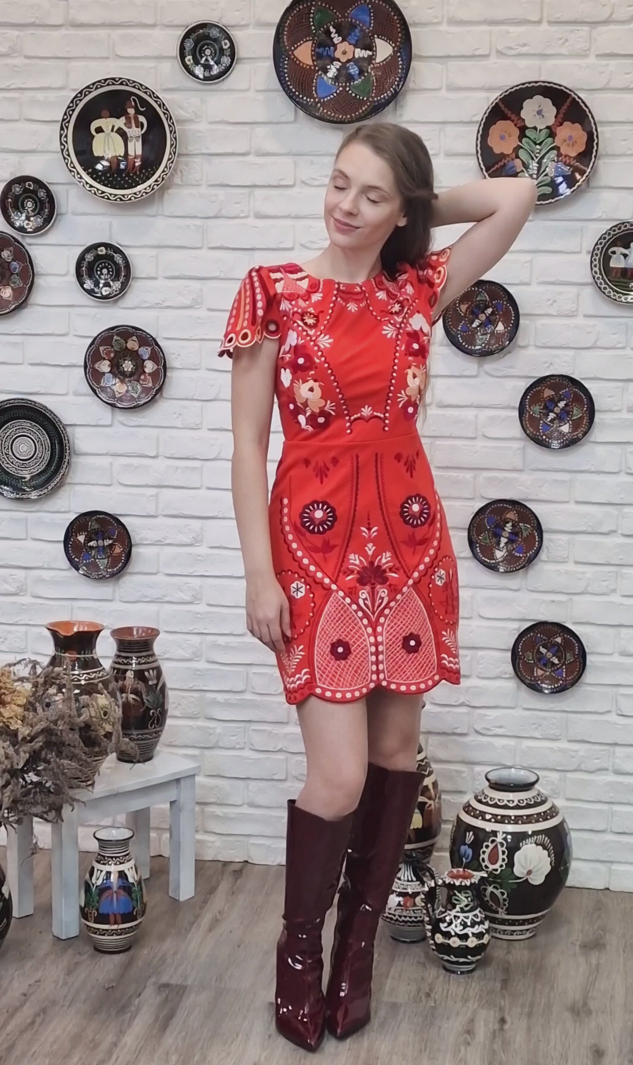 Červené vyšívané mini šaty Pozdišovská karička