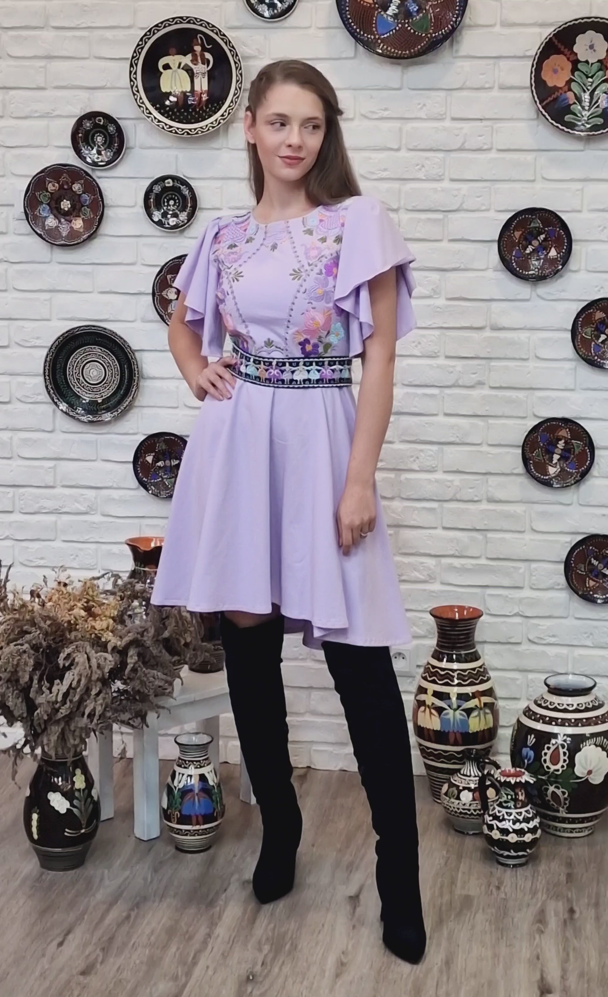 Fialové vyšívané šaty Pozdišovská karička