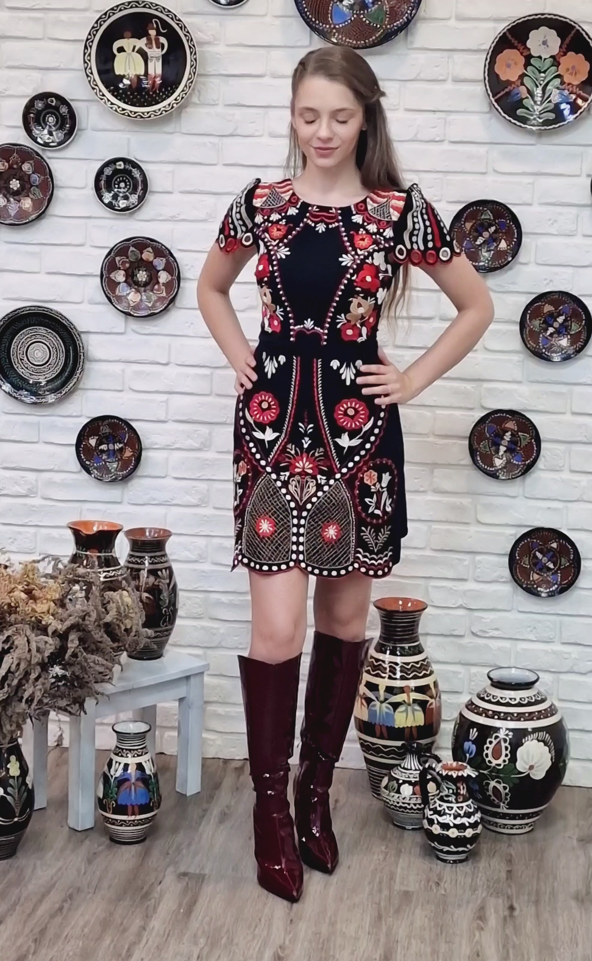 Čierne vyšívané mini šaty Pozdišovská karička