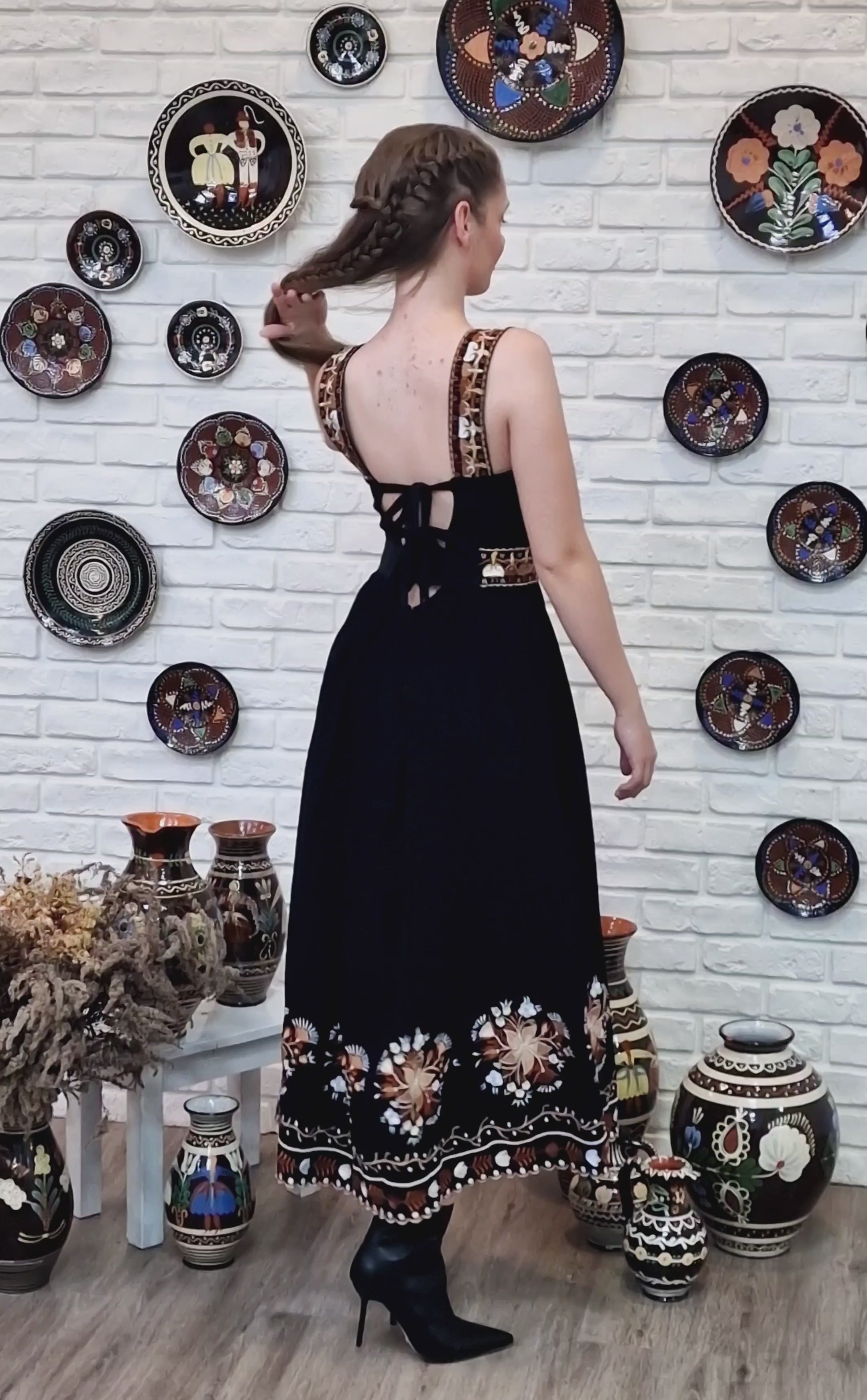 Čierne vyšívané šaty Pozdišovská karička