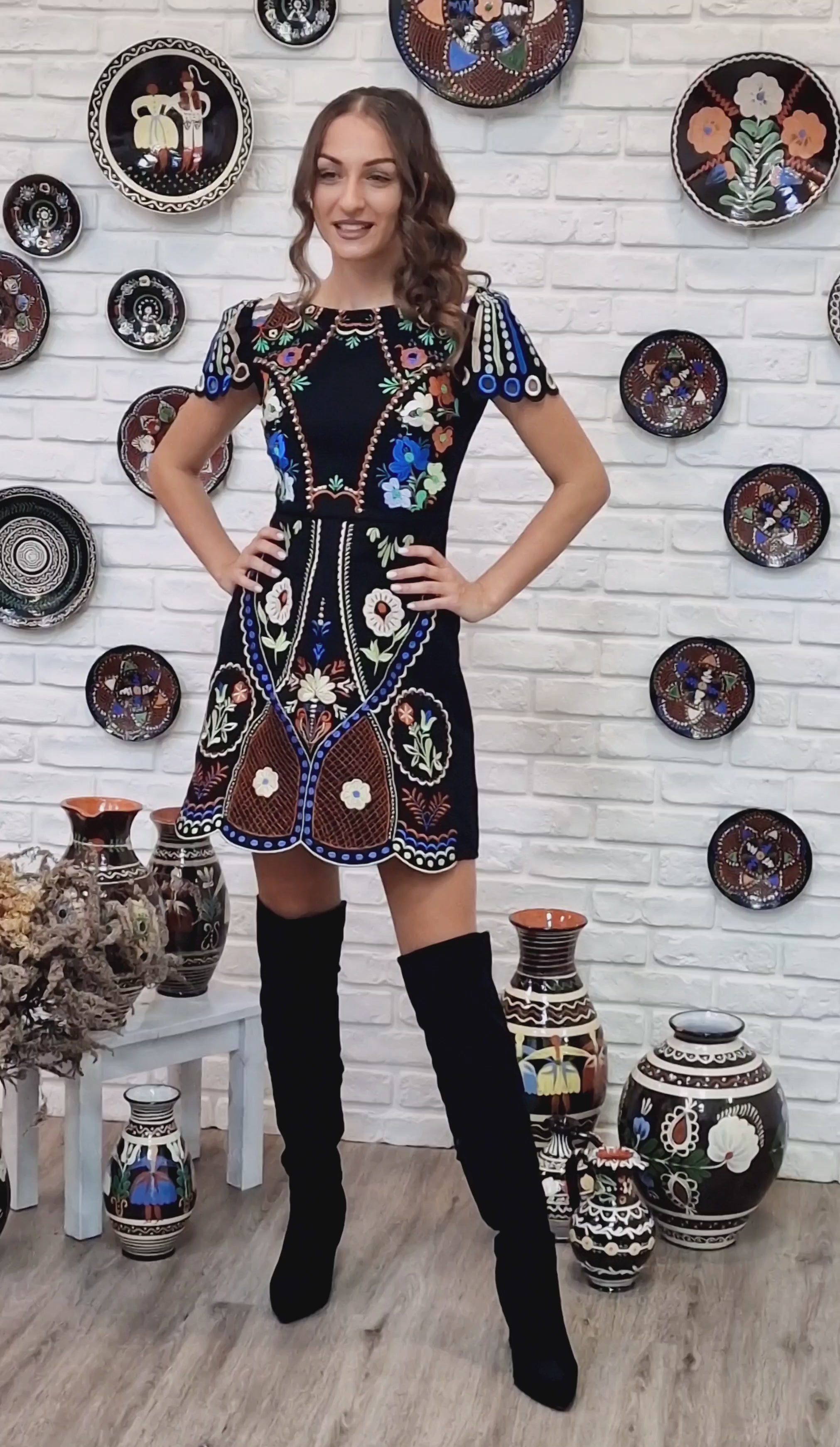 Čierne vyšívané šaty Pozdišovská karička