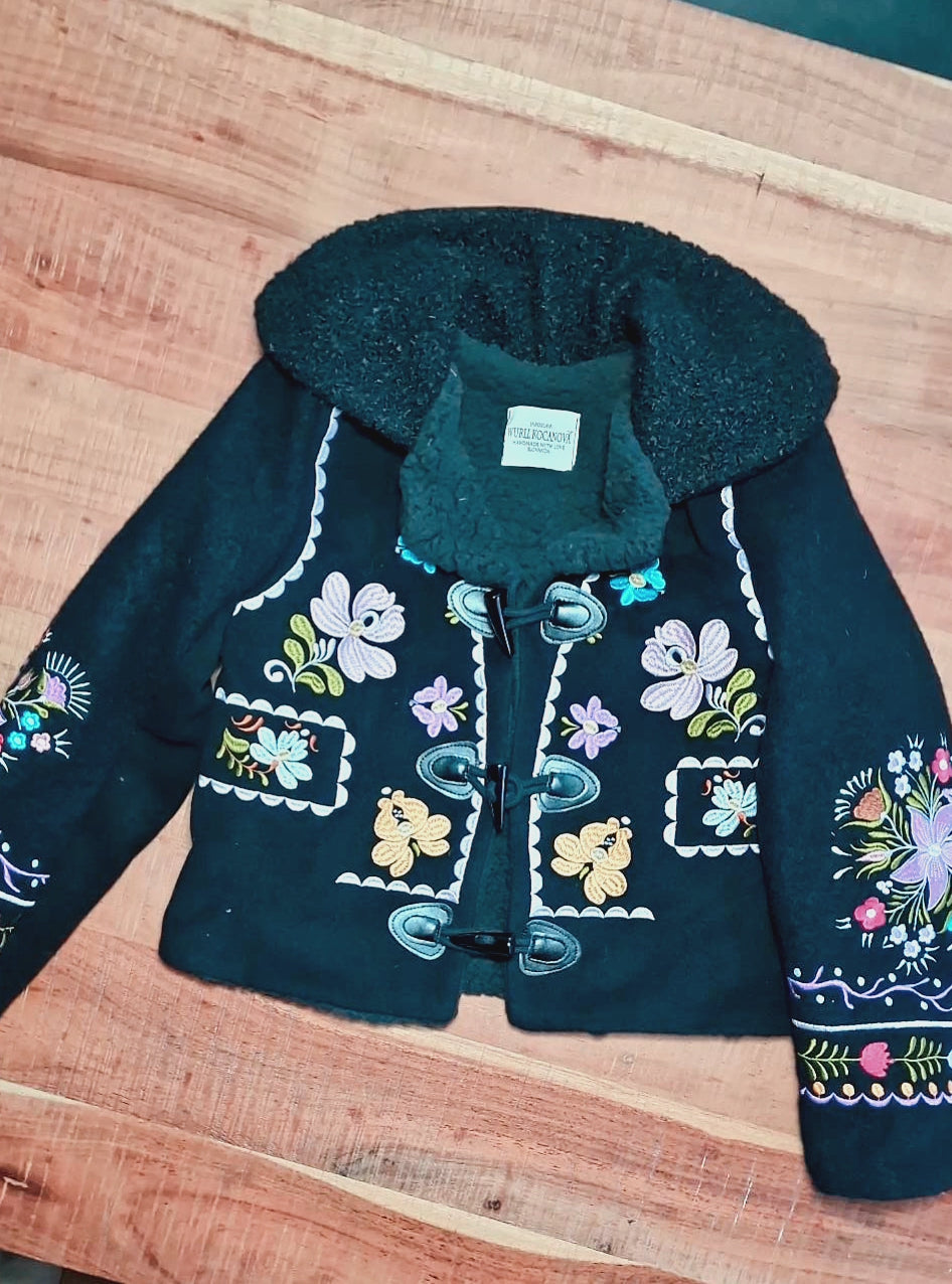 Krátky čierny kabátik Pozdišovská karička