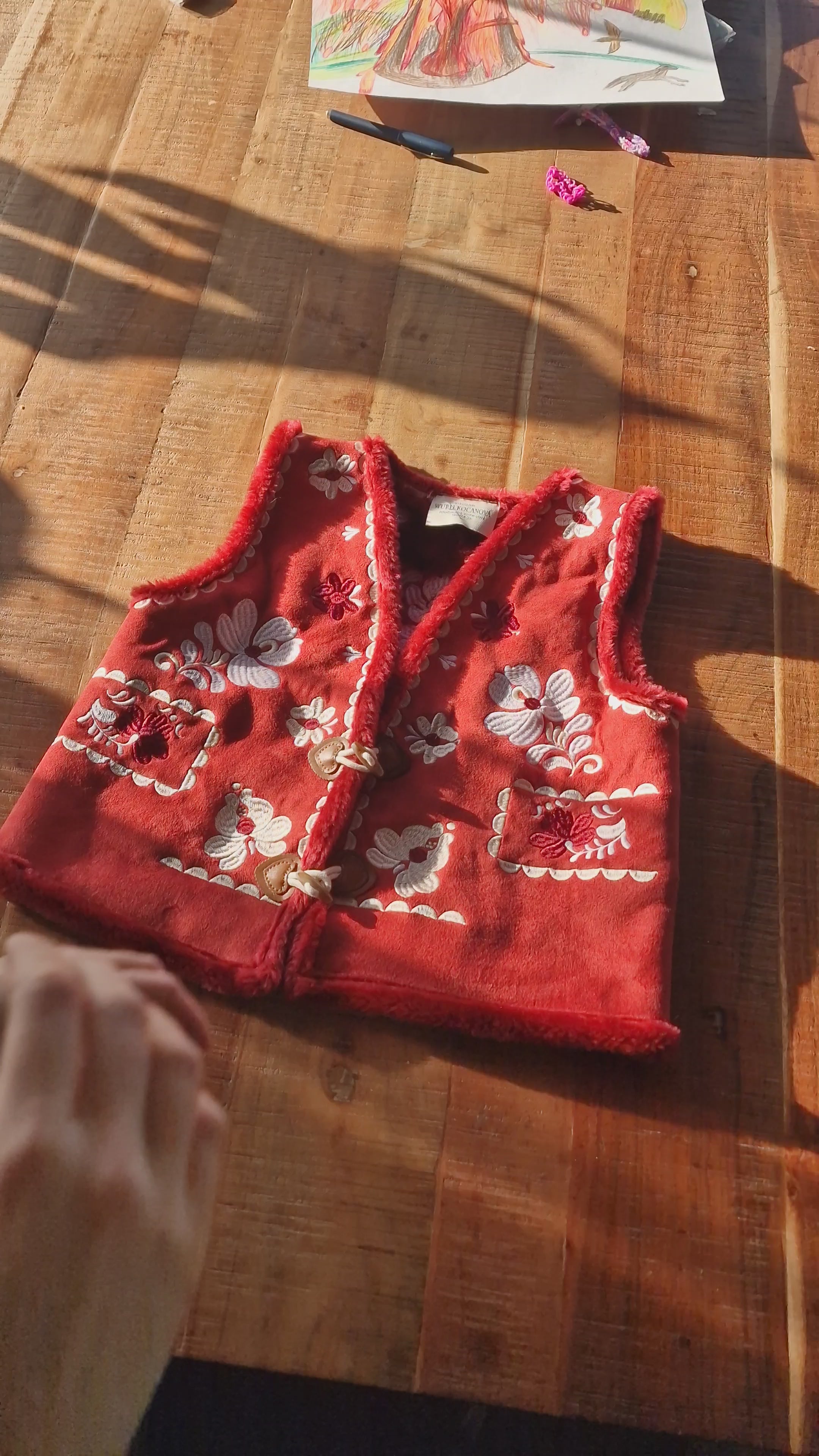 Červená vyšívaná vesta Pozdišovská karička