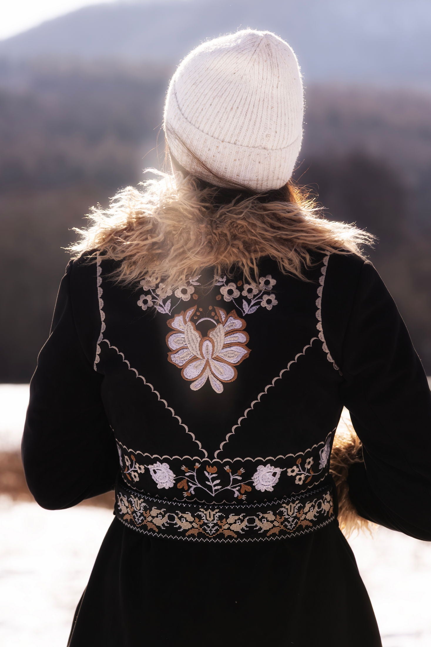 Čierny kabát Kvety Senohradu