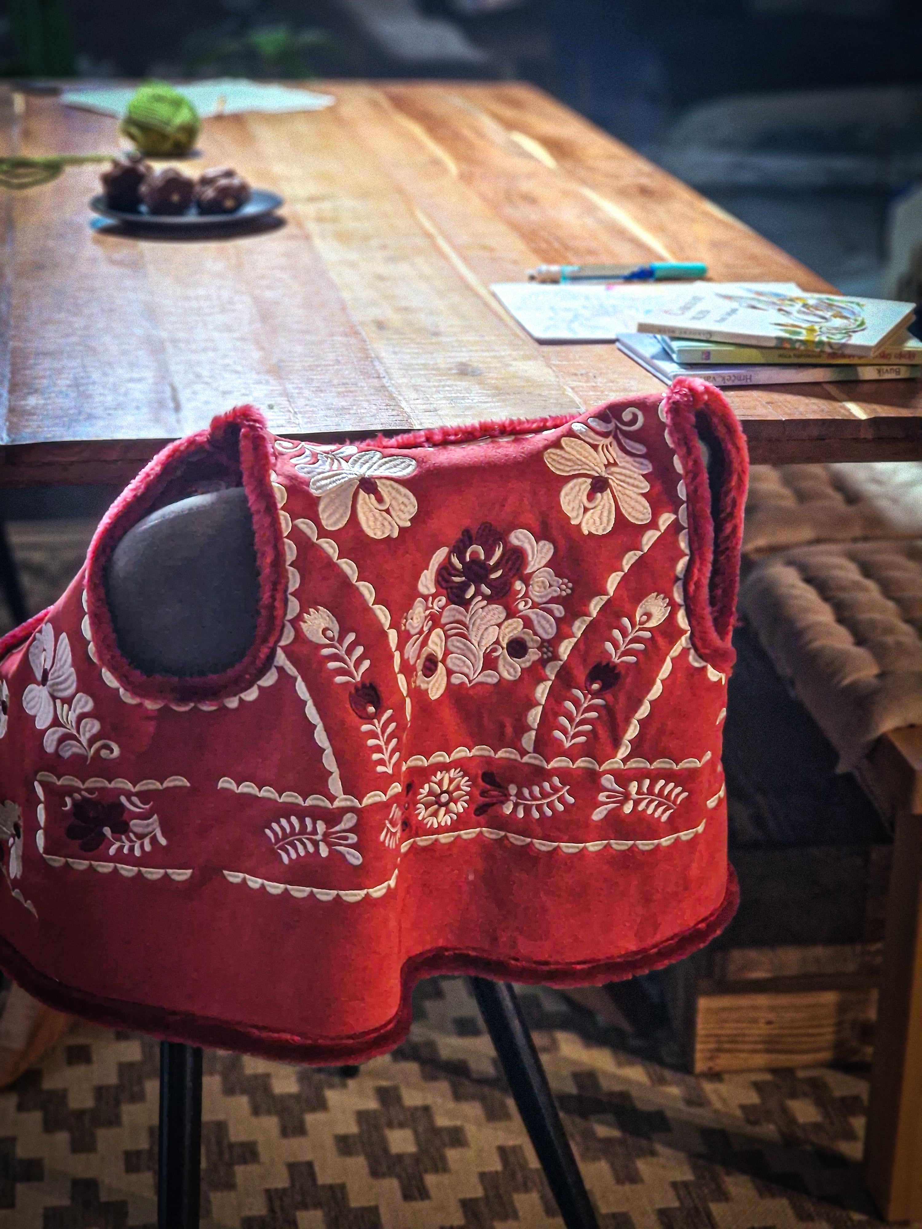 Červená vyšívaná vesta Pozdišovská karička