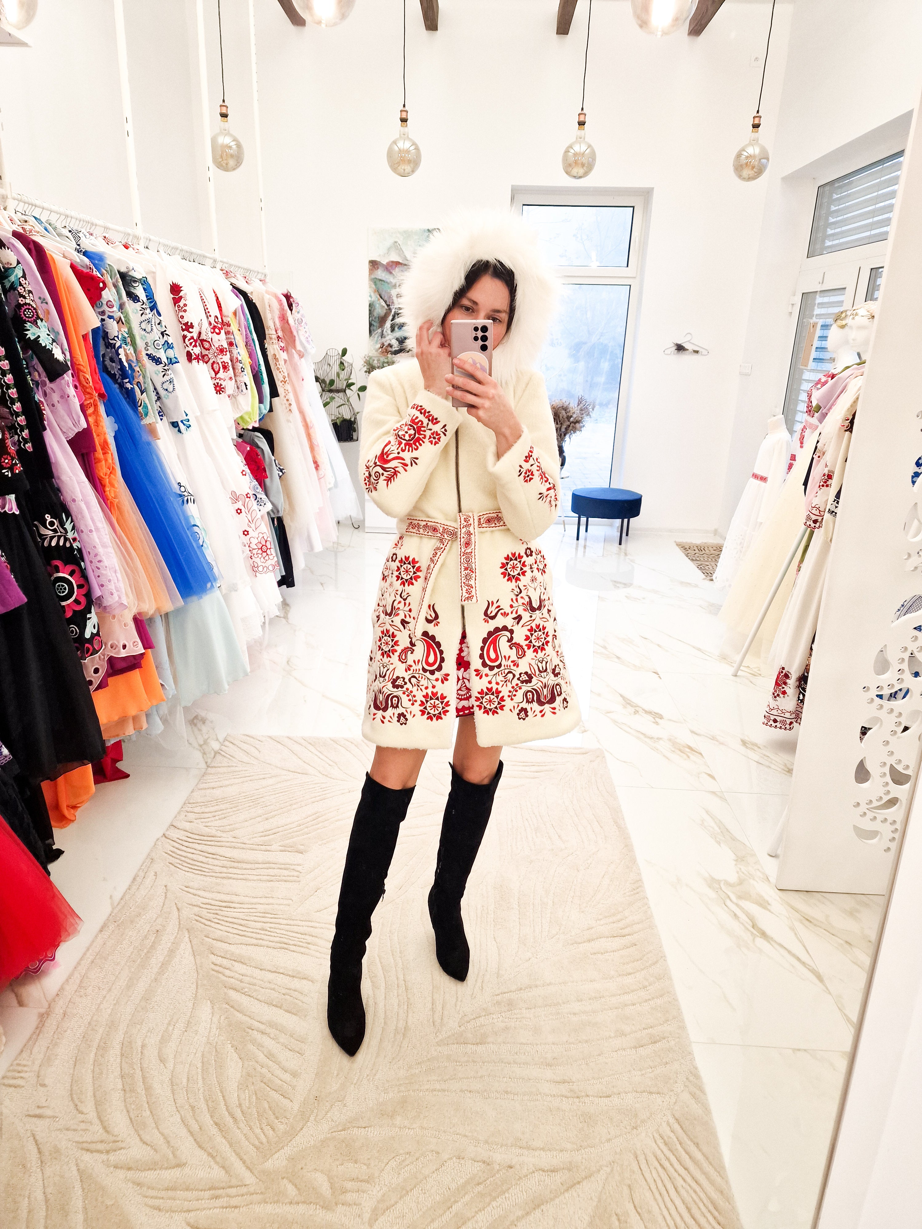 Biely vyšívaný kabát Slavianka