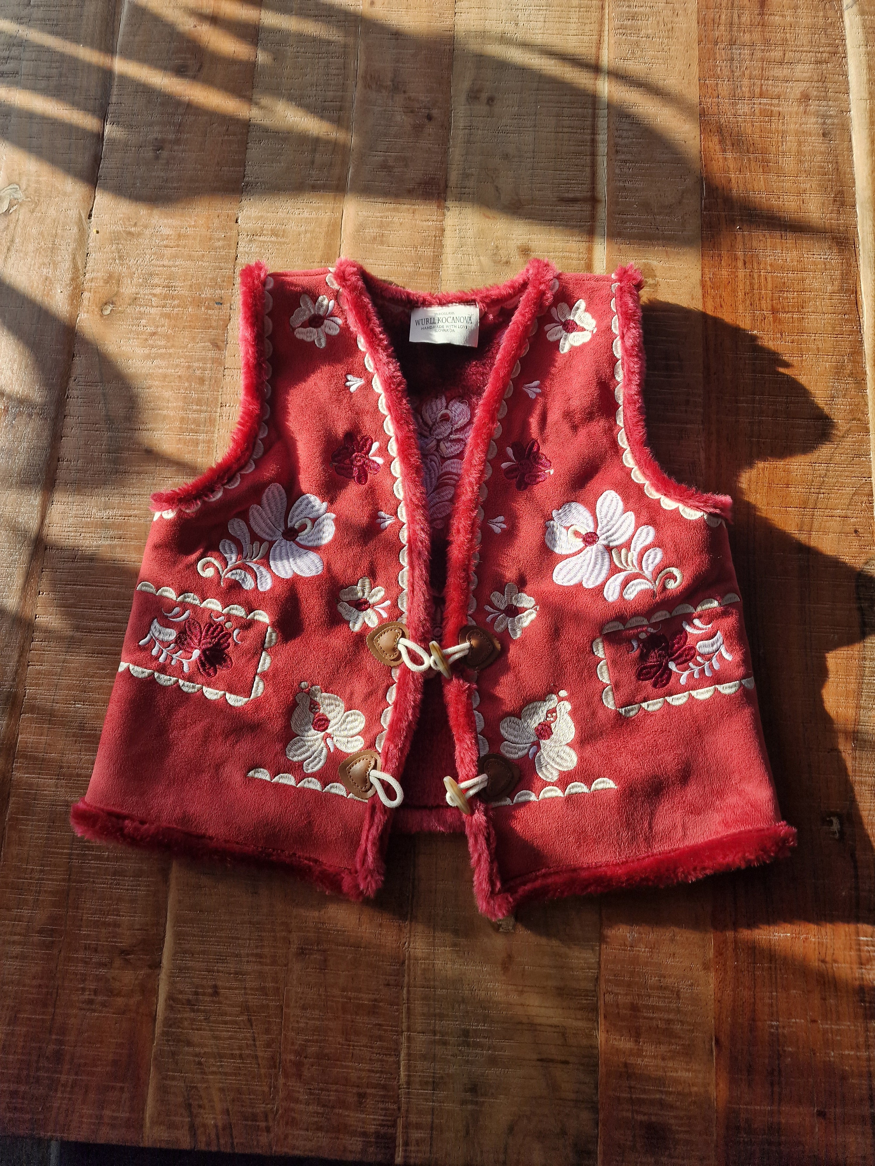 Červená vyšívaná vesta Pozdišovská karička