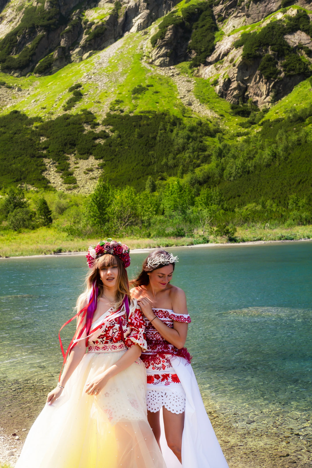 Vyšívaný top Sága krásy