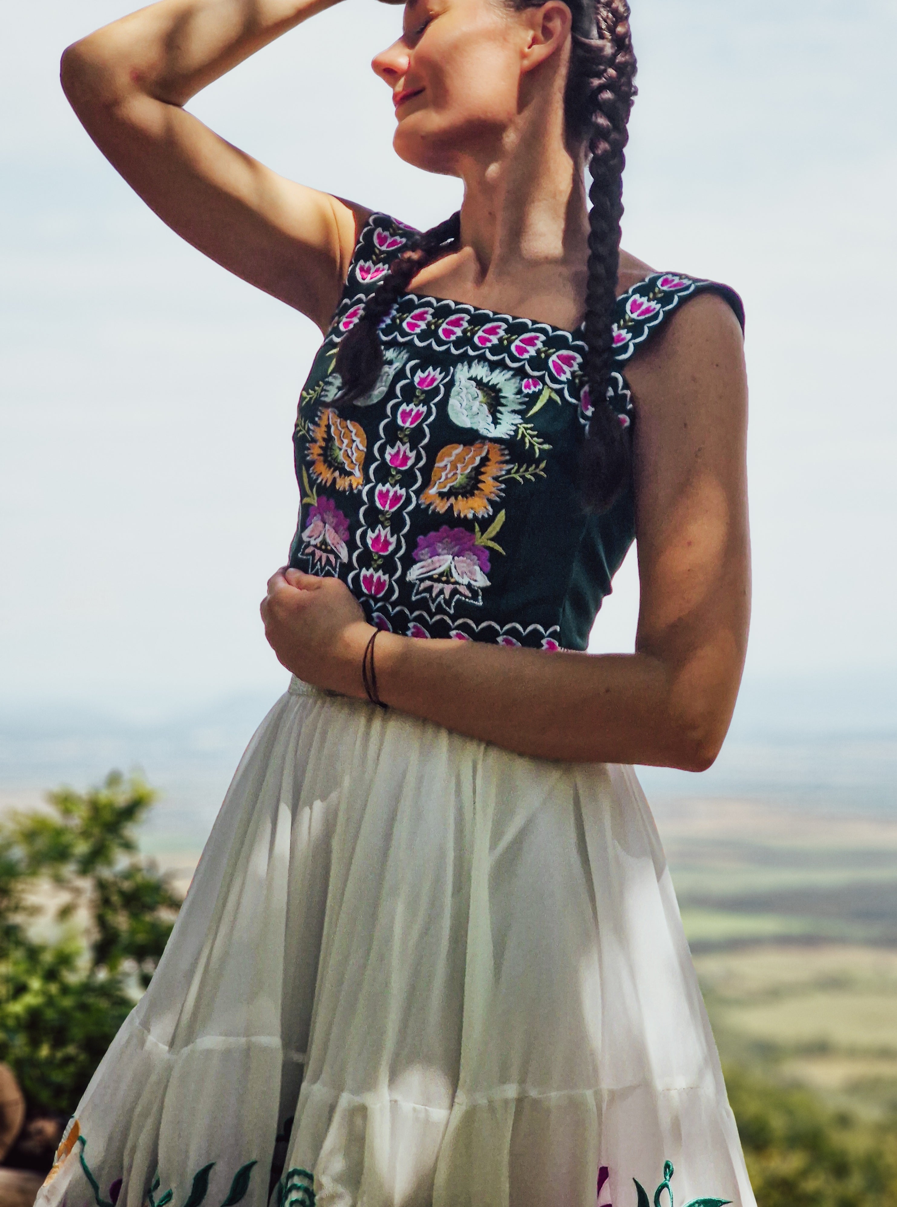 Vyšívaný crop top Z Vernára