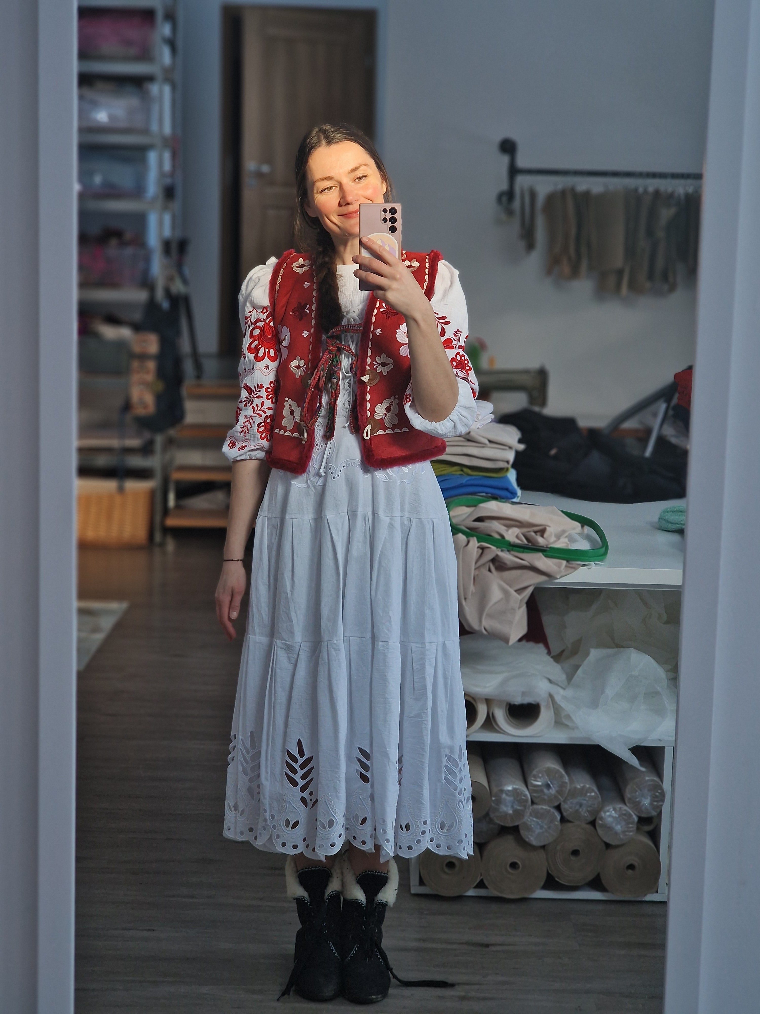 Červená vyšívaná vesta Pozdišovská karička