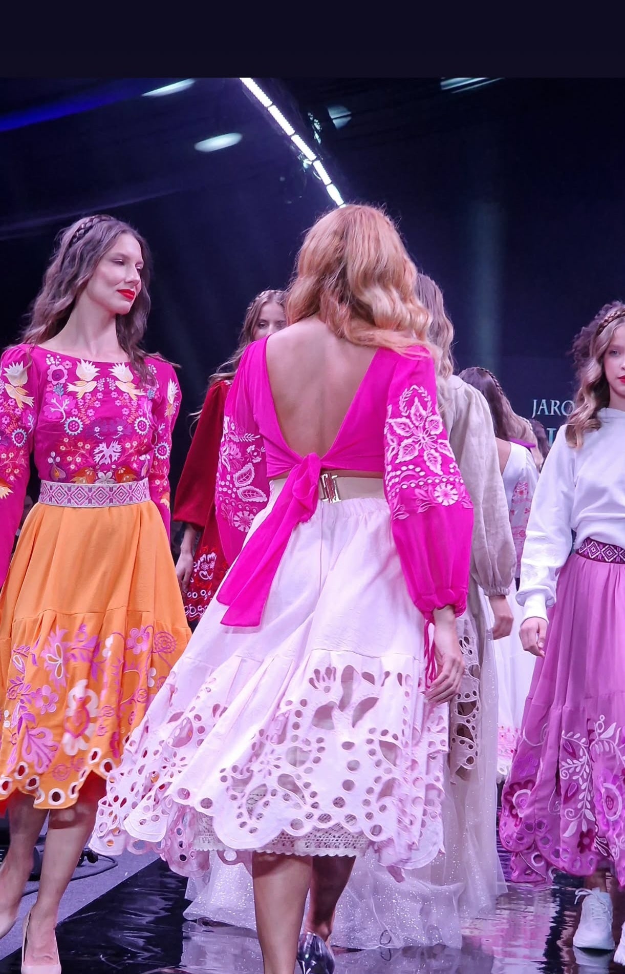 Ružový zavinovací crop top Očovianka