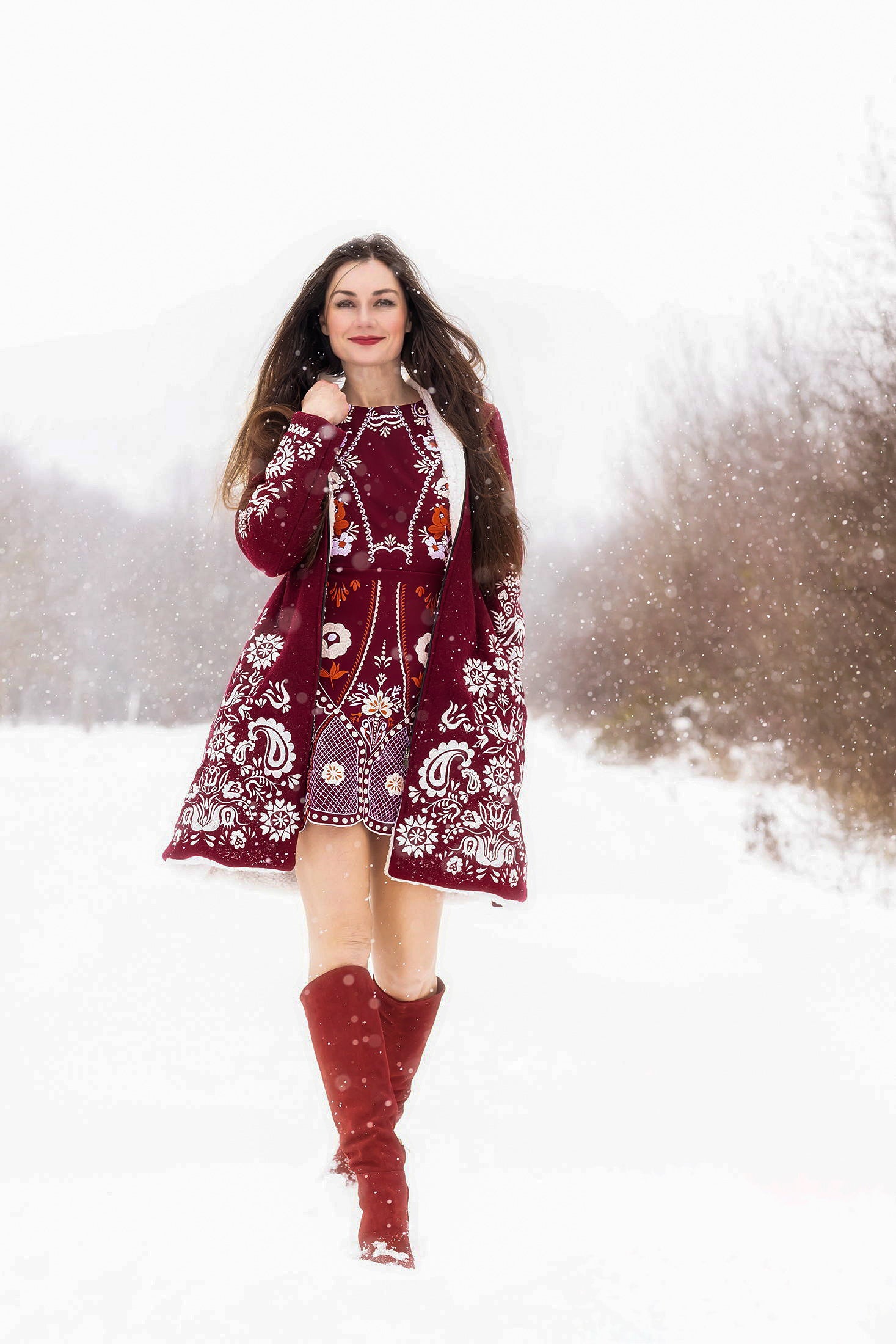 Bordové vyšívané mini šaty Pozdišovská karička