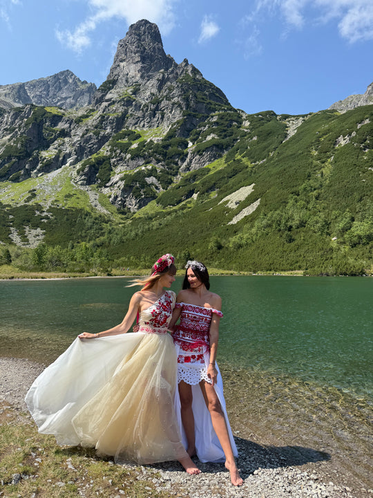 Vyšívaný top Sága krásy